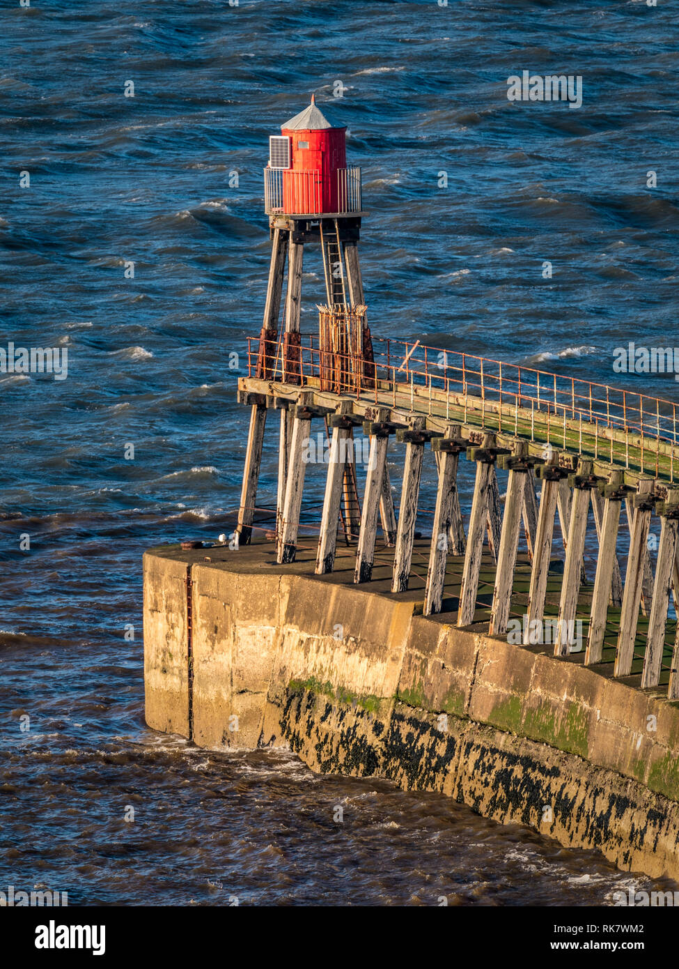 Faro torre del marcatore in ingresso al porto, Whitby, North Yorkshire, Regno Unito. Foto Stock