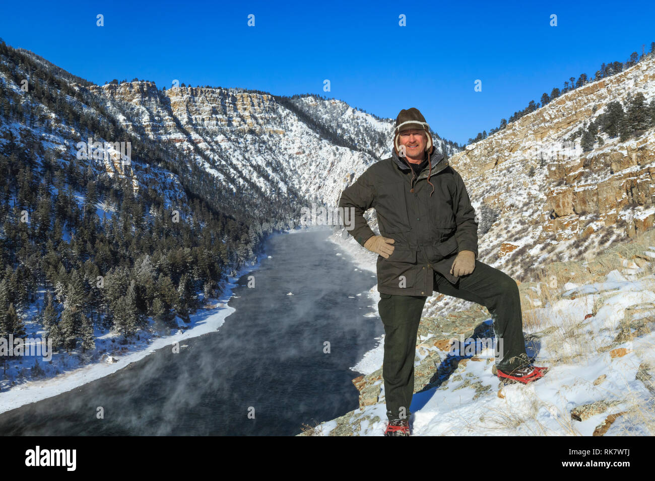 Ritratto di auto di Giovanni figliando in inverno (-20 F) sopra il fiume Missouri in un canyon sottostante hauser diga vicino Helena, Montana Foto Stock