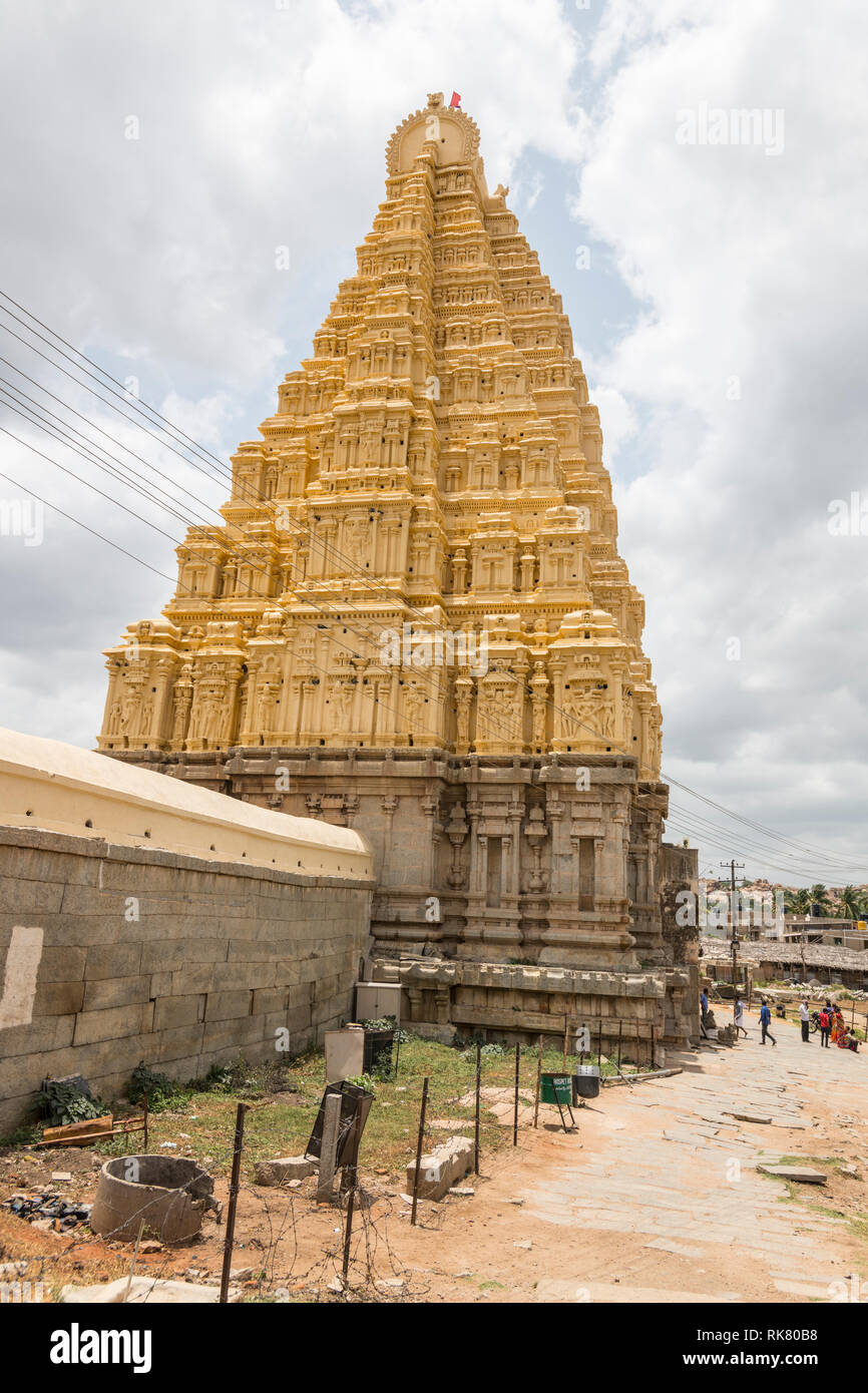 Di Shri Tempio Virupaksha in Hampi era costruito da Lakkan Dandesha ed è dedicato al dio Shiva. Il suo un tempio ancora in uso. Foto Stock