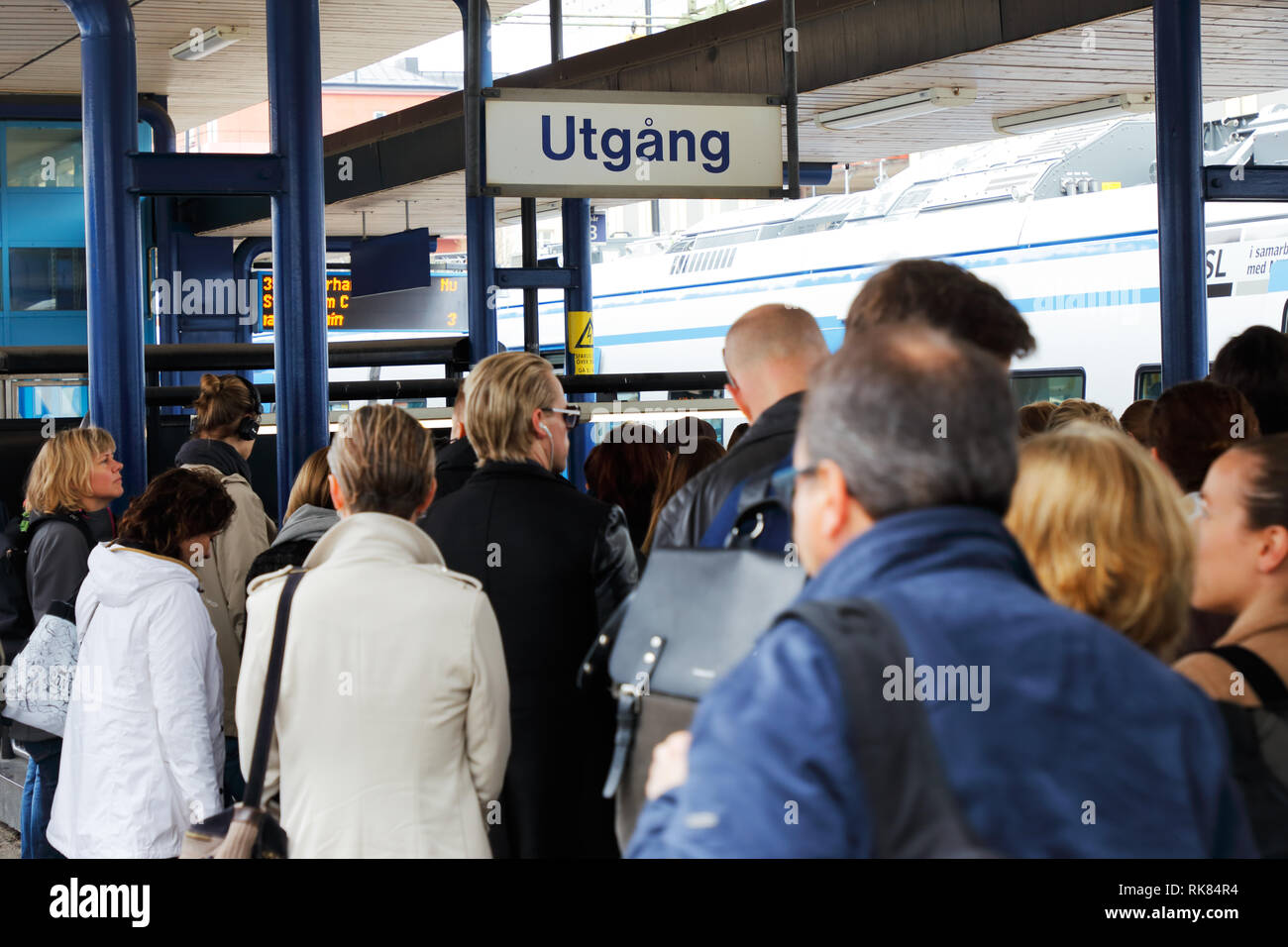 Sundbyberg, Svezia - 18 Maggio 2017: i passeggeri è arrivata con un treno dei pendolari alla stazione Sunbyberg ed esce dalla piattaforma. Foto Stock