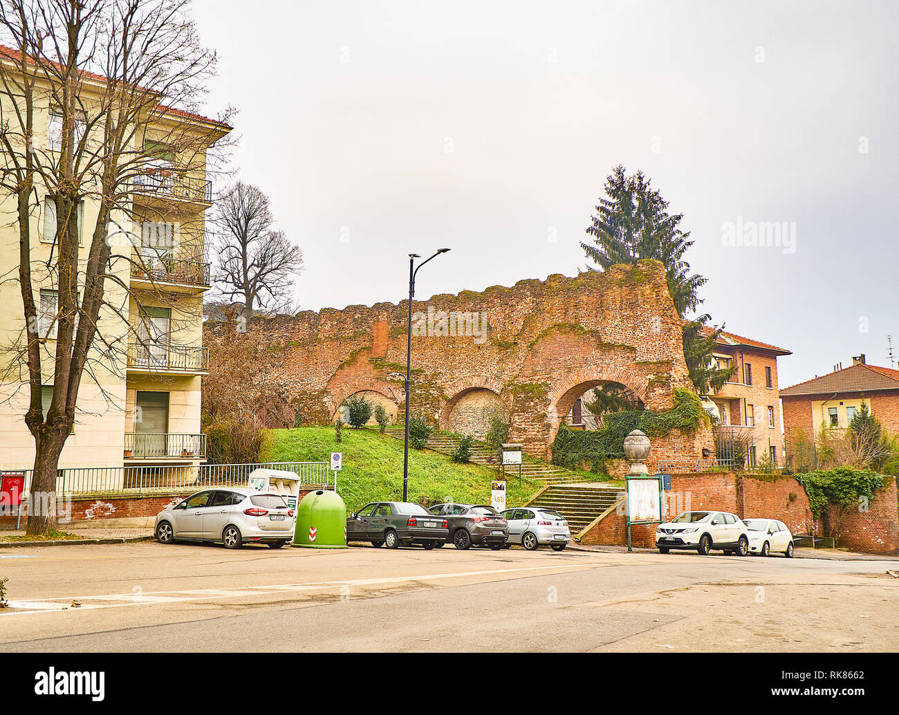 Asti, Italia - Gennaio 1, 2019. Asti le mura della città. Vista dalla Piazza Paolo Lugano square. Asti, Piemonte, Italia. Foto Stock