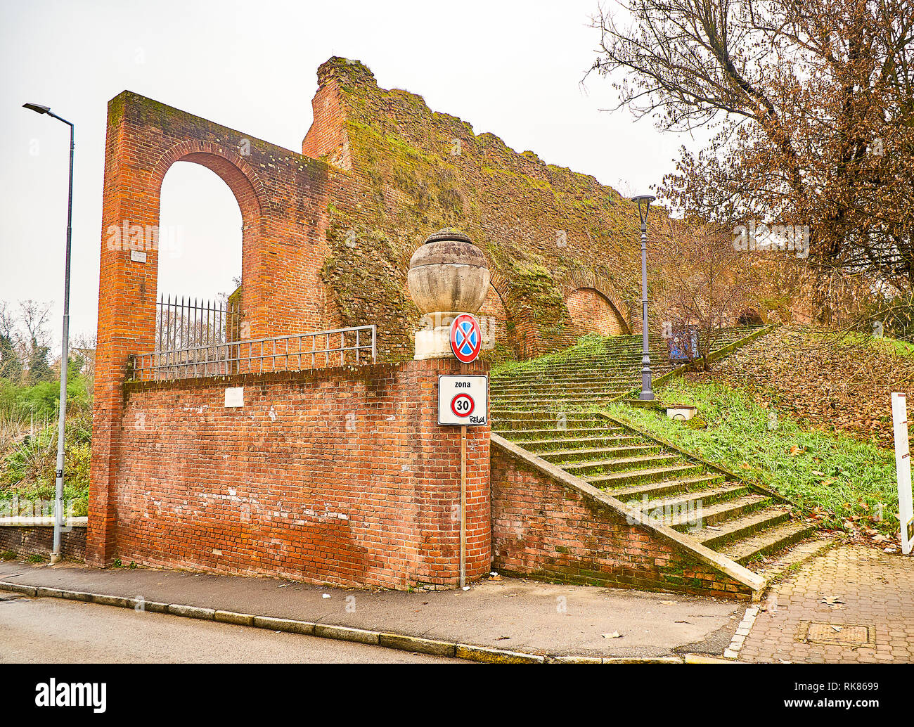 Asti, Italia - Gennaio 1, 2019. Asti le mura della città. Vista dalla Piazza Paolo Lugano square. Asti, Piemonte, Italia. Foto Stock