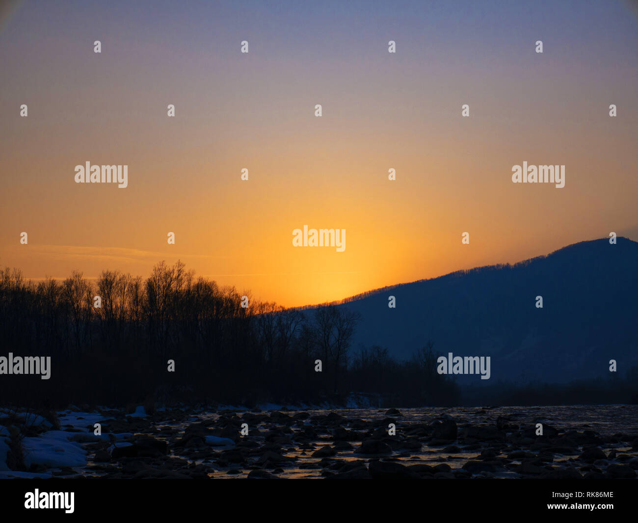 Tramonto inverno paesaggio fluviale. Frozen River tramonto in inverno la neve panorama orizzonte. Inverno frozen river tramonto vista orizzonte. Acquerello paesaggio invernale. Foto Stock