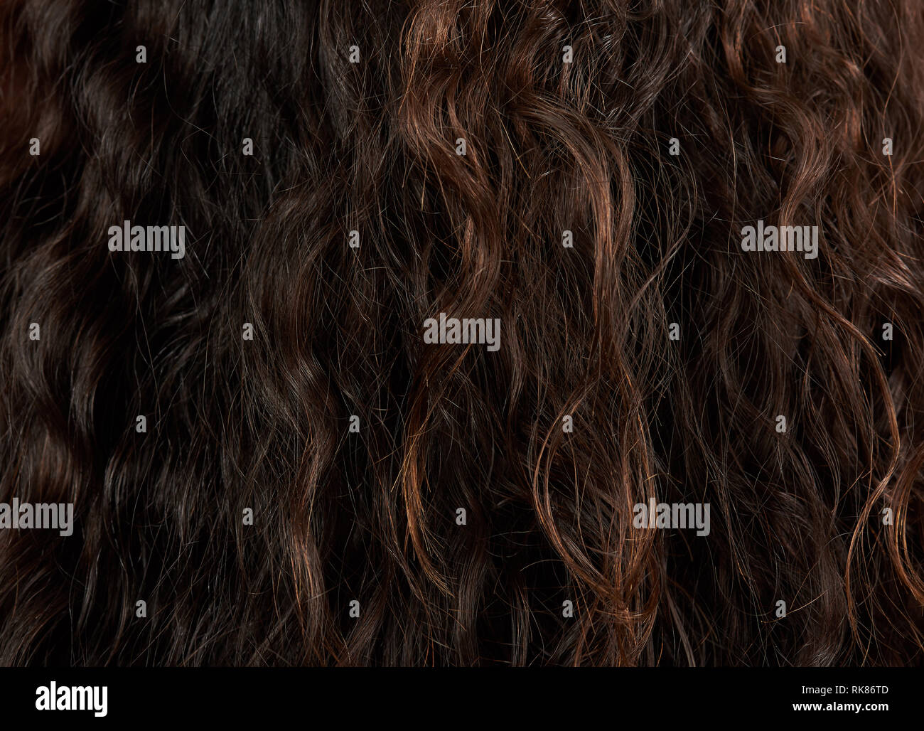 Il marrone scuro donna texture dei capelli vista da vicino Foto Stock