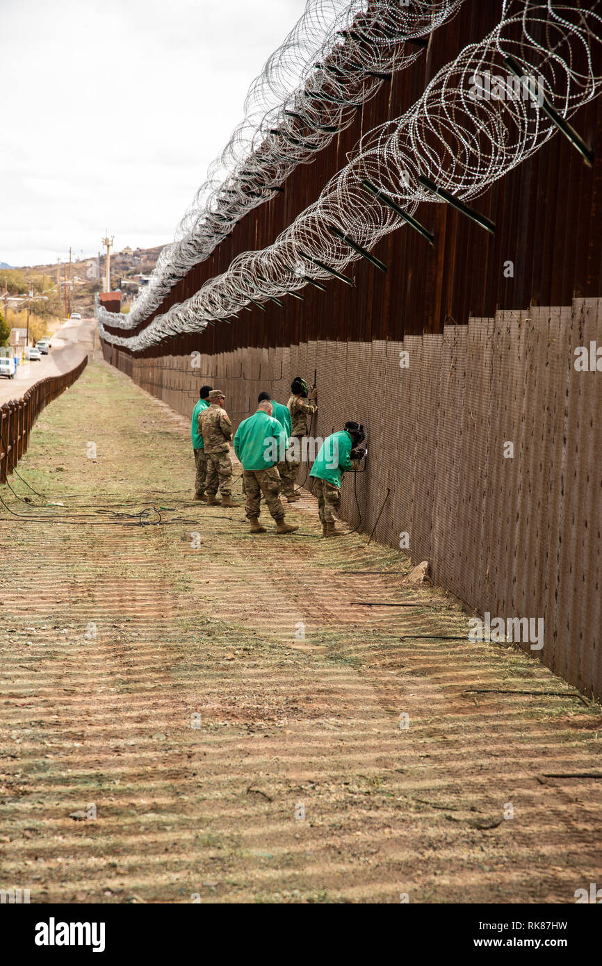 Stati Uniti I soldati dell esercito riparare il confine esistente barriera e aggiungere più strati di filo di concertina lungo gli Stati Uniti - Messico confine vicino Nogales Febbraio 5, 2019 a Nogales, in Arizona. Foto Stock
