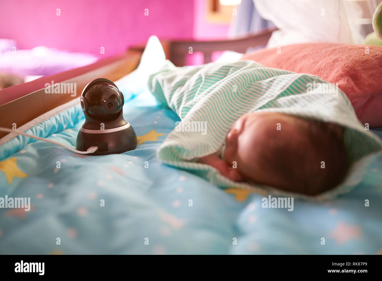 Home sorveglianza sistema di telecamere per il controllo del bambino Foto Stock