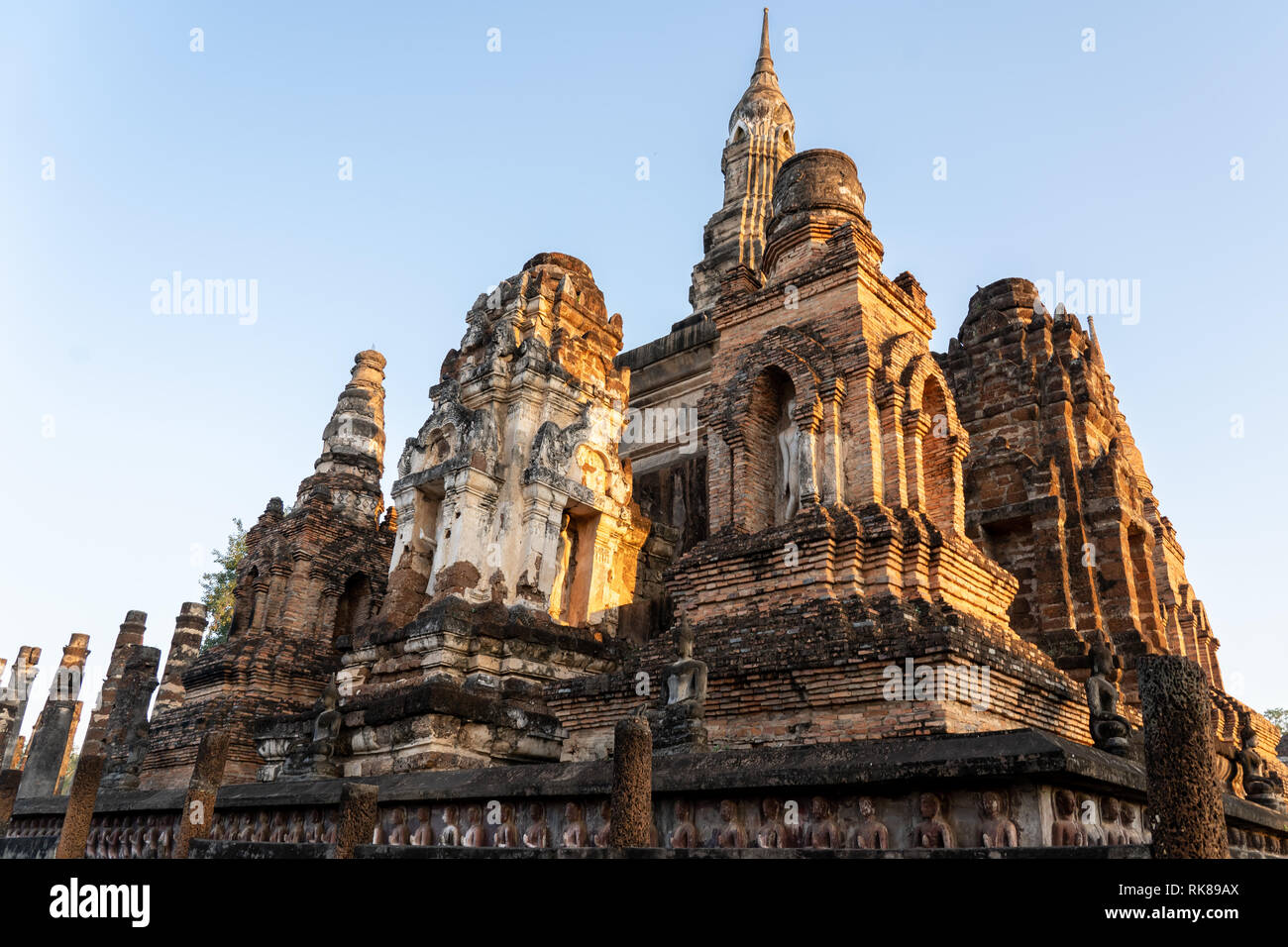Parco storico di Sukhothai in Thailandia, le rovine del Parco storico di Sukhothai sono uno dei siti Patrimonio Mondiale dell'Umanità più impressionanti della Thailandia. Foto Stock