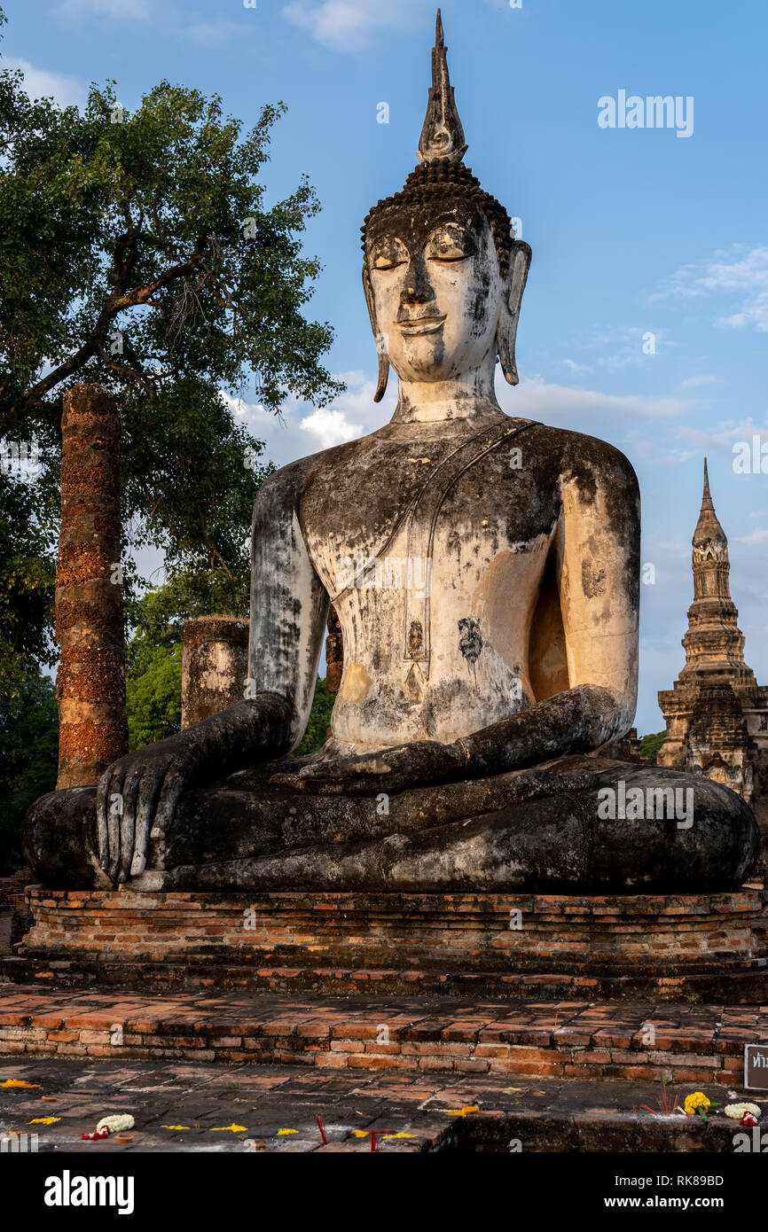 Statua di Buddha in mattina a Wat Mahathat in Sukhothai Historical Park, Thailandia Foto Stock