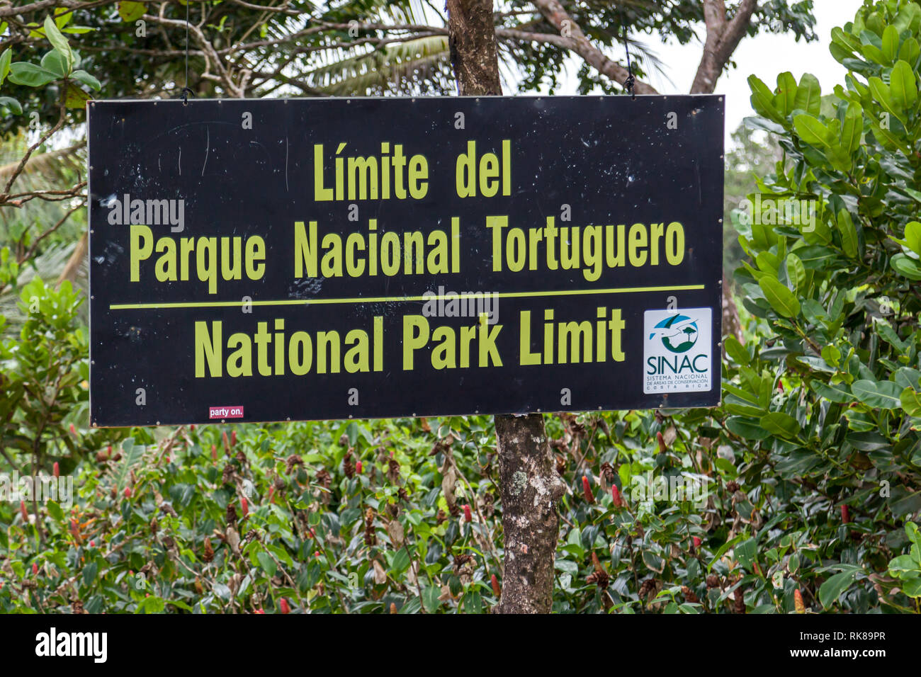 Segno del Parco Nazionale di Tortuguero in Costa Rica sulla spiaggia. Foto Stock