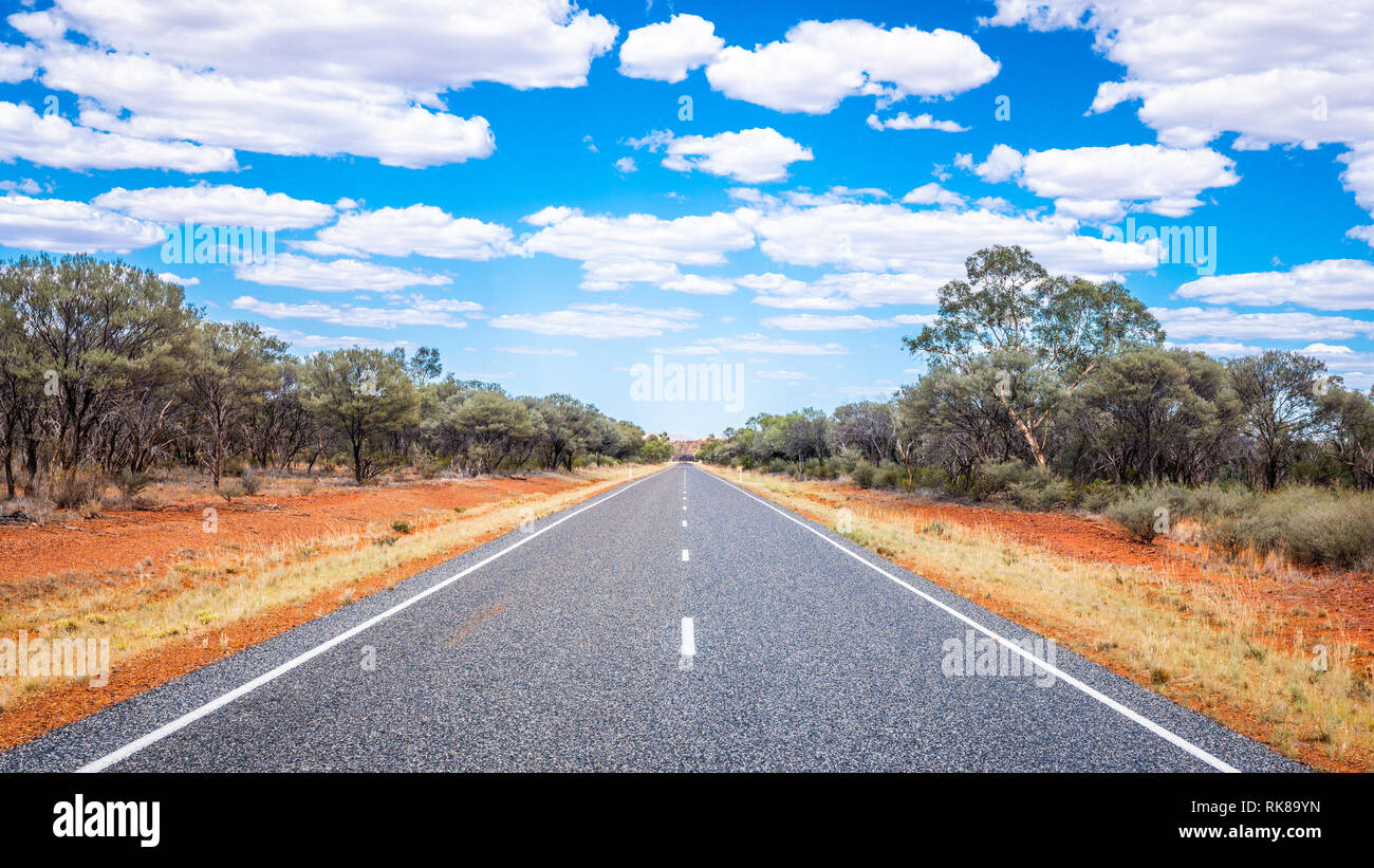 Strada diritta con righe bianche nel centro di outback red centre NT Australia Foto Stock