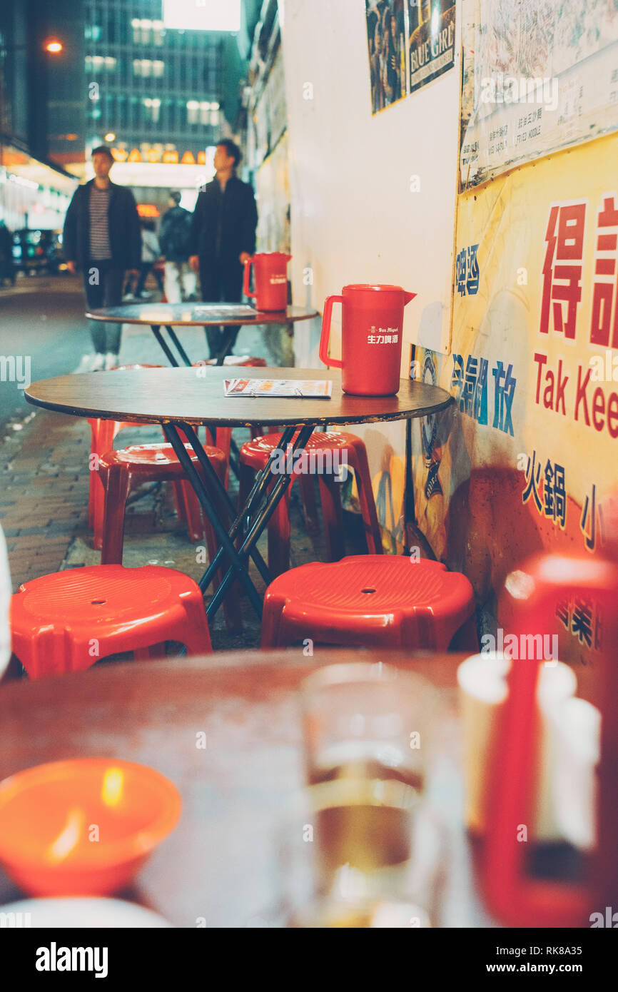 Dai pai dong street food in Temple Street di stazione Yaumatei Foto Stock