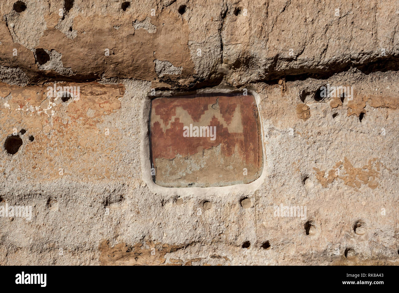 Pittura murale a casa lunga cliff dwellings, costruito dagli Anasazi, Frijoles Canyon, Bandelier National Monument, Nuovo Messico, Stati Uniti d'America. Foto Stock