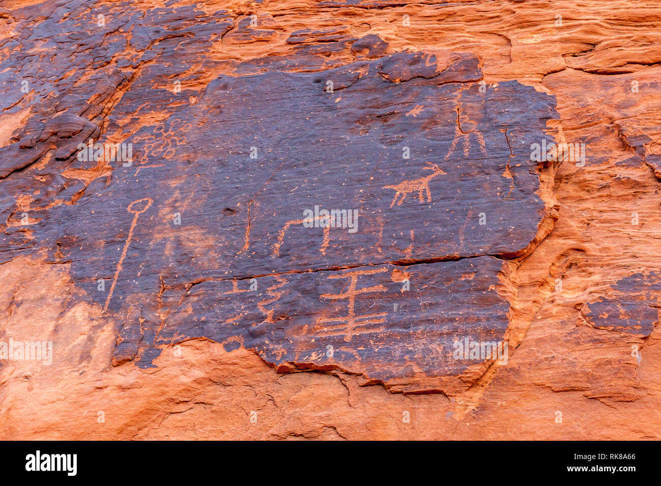 Pittura murale a casa lunga cliff dwellings, costruito dagli Anasazi, Frijoles Canyon, Bandelier National Monument, Nuovo Messico, Stati Uniti d'America. Foto Stock