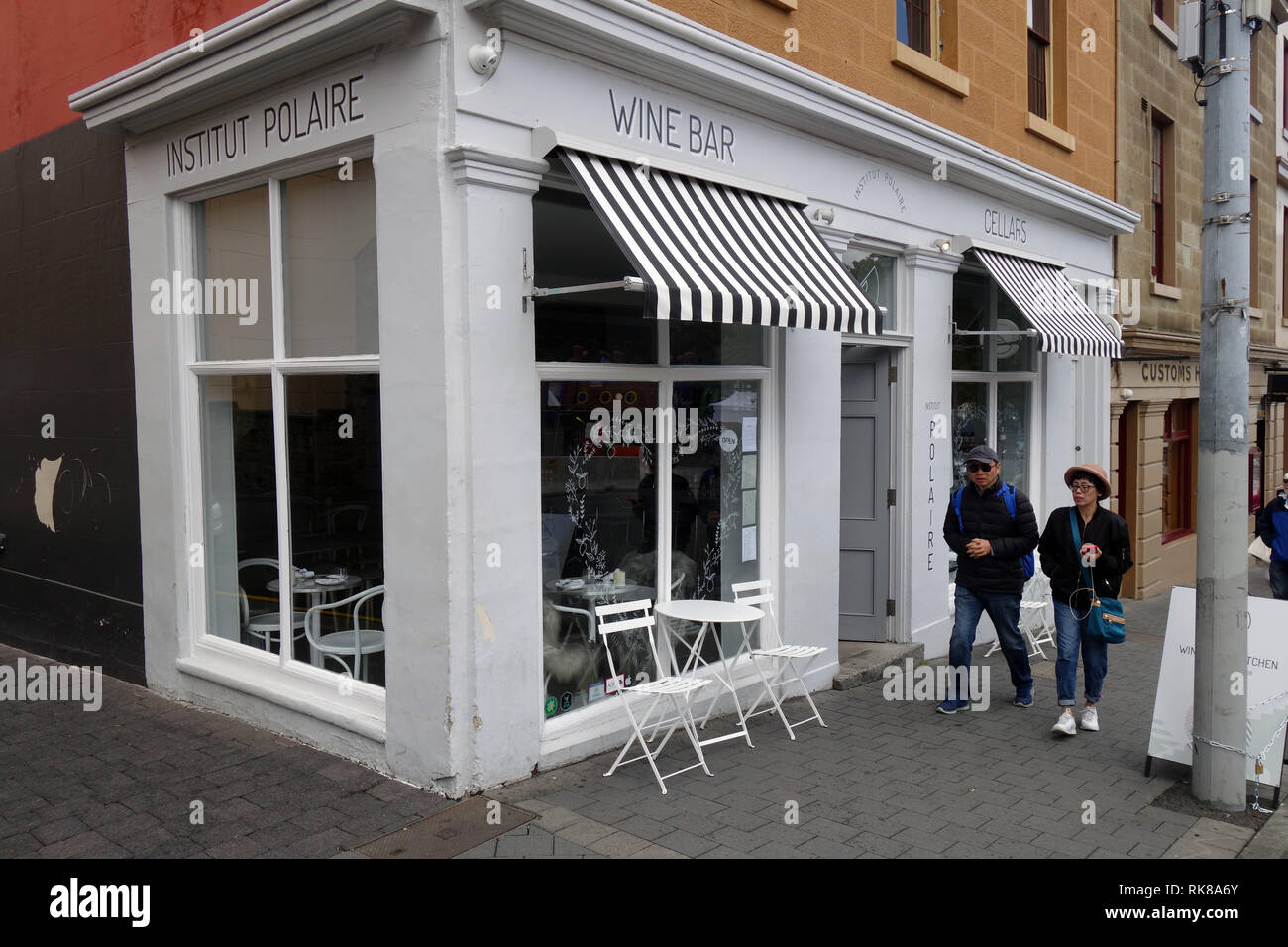 Turista giovane da passeggiate Institut Polaire wine bar, Hobart, Tasmania, Australia. N. PR o MR Foto Stock