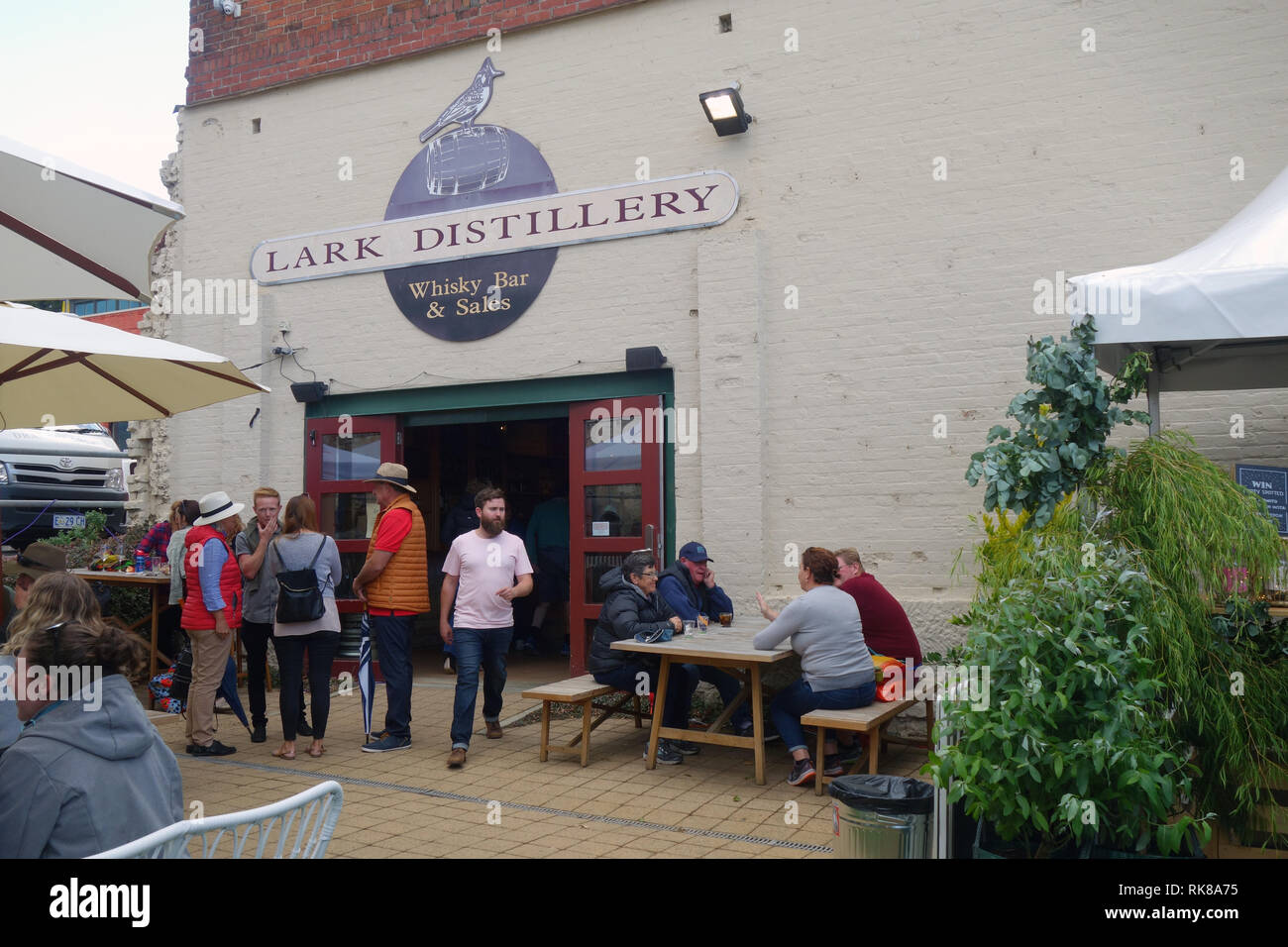La folla in area giardino esterno Lark Distillery whisky bar, Hobart, Tasmania, Australia. N. PR o MR Foto Stock