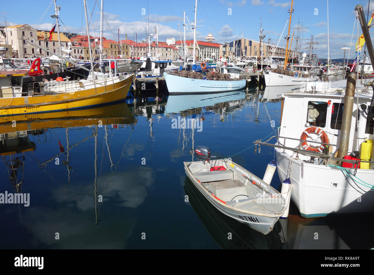Barche da pesca in marina e storici edifici wharf in background, Constitution Dock, Hobart, Tasmania, Australia. N. PR Foto Stock