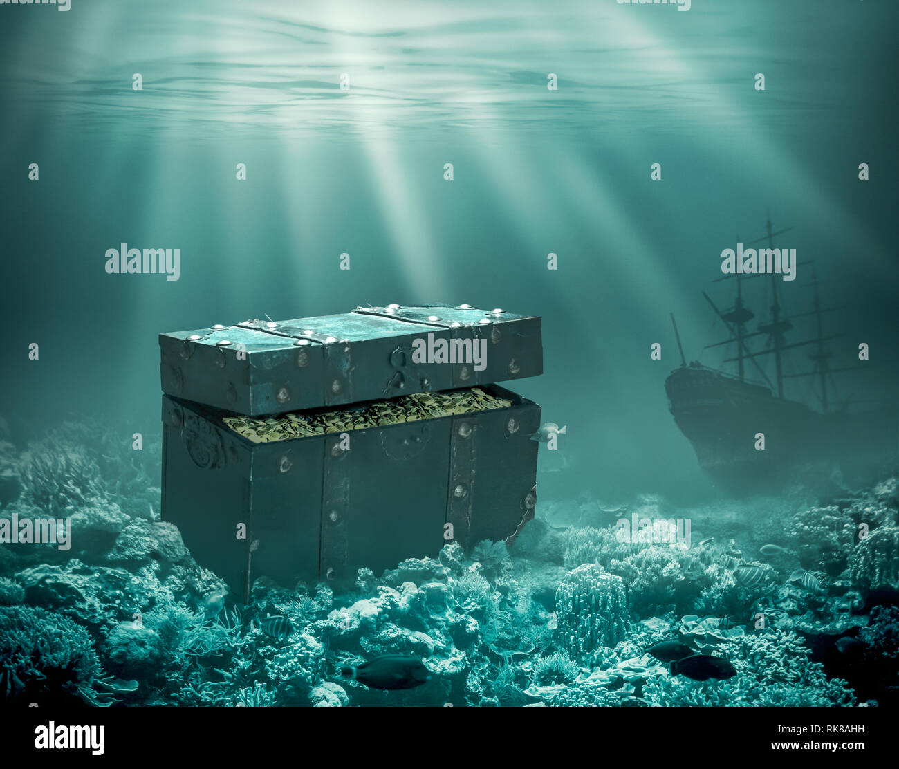 Tesori sul fondale. Torace affondata con oro e nave mercantile sotto l'acqua 3d illustrazione Foto Stock