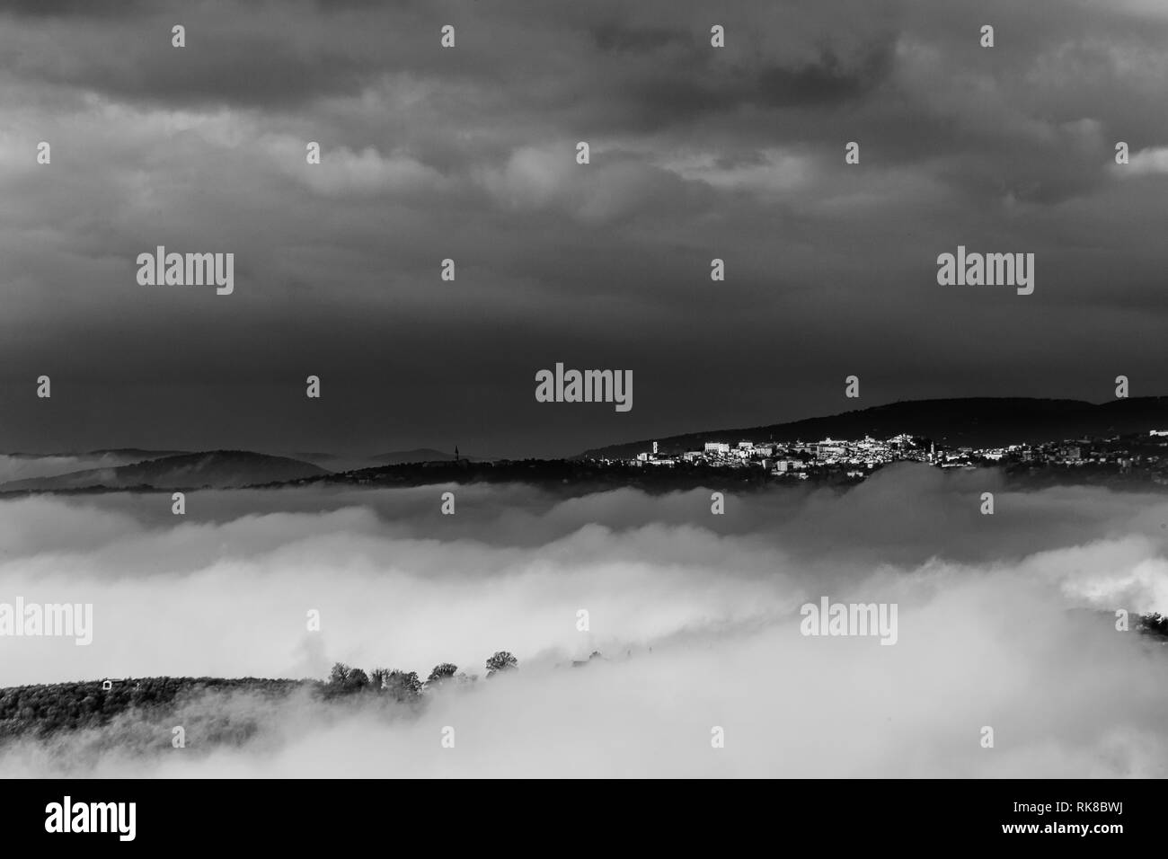 Una vista della città di Perugia (Umbria, Italia) sopra un mare di nebbia Foto Stock