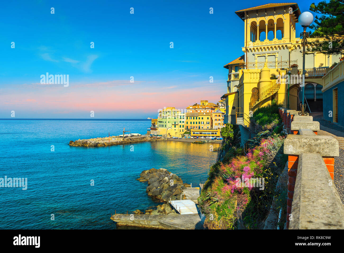 Incredibile spiaggia mediterranea di destinazione. Bella passeggiata e colorati edifici retrò con fiori colorati vicino a Genova, Bogliasco, Liguria, Italia, Foto Stock