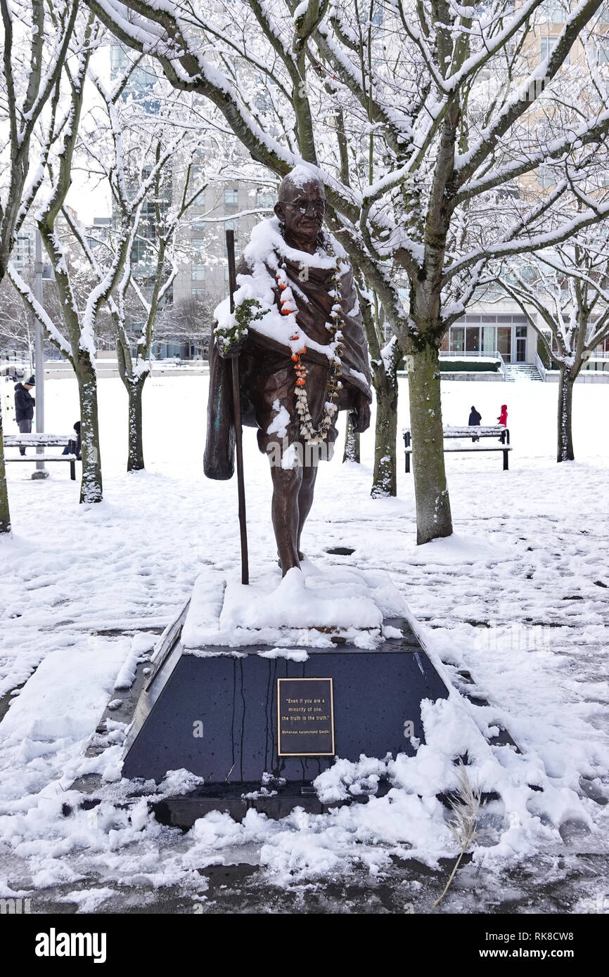 Mohandas Karamchand Gandhi statua coperta di neve. Bellevue, WA, Stati Uniti d'America. Febbraio 2019. Foto Stock
