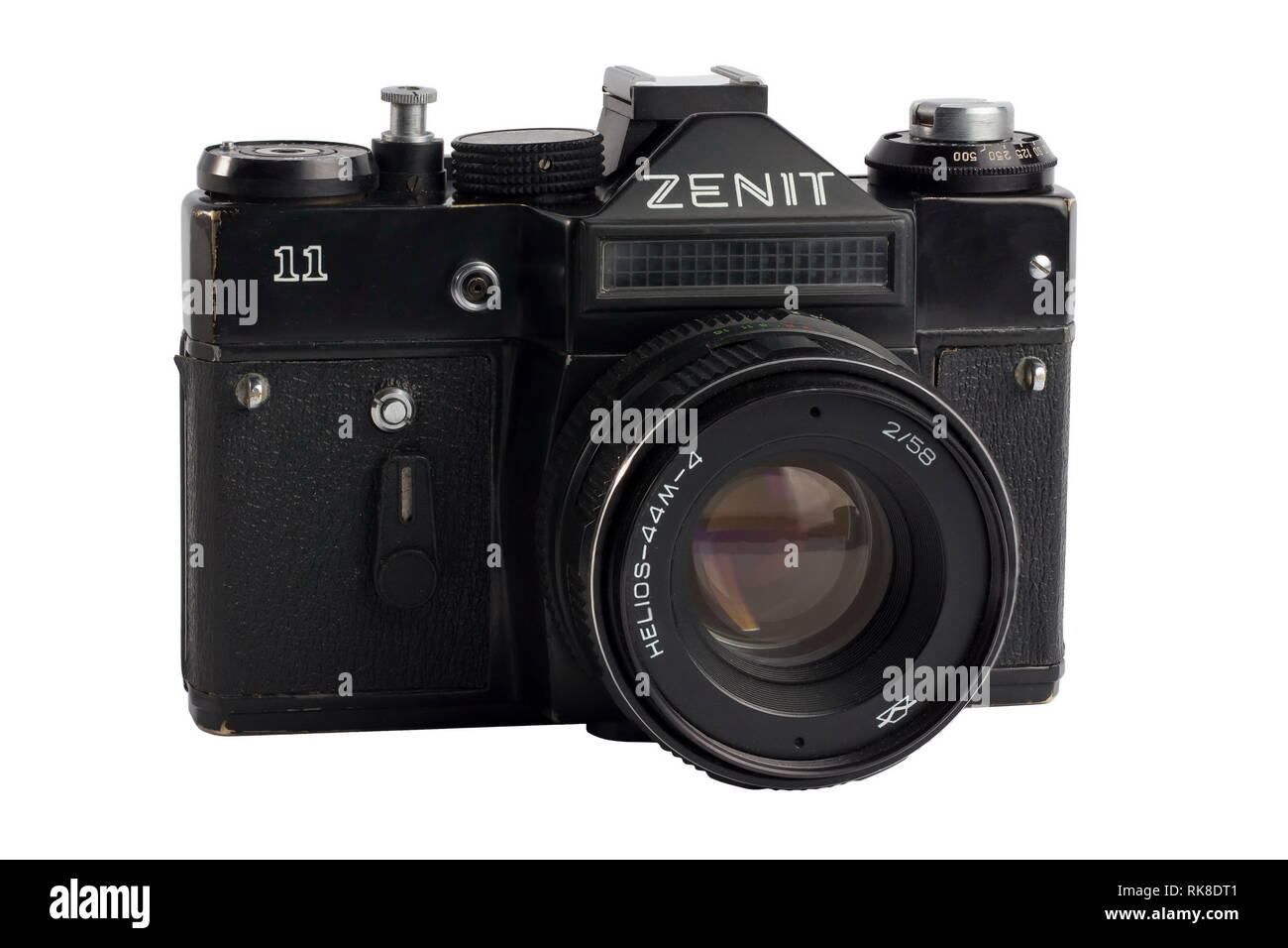 Riga, Lettonia, marzo 2017: Zenit 11 è un russo fotocamera SLR con obiettivo Helios 44-2m 58mm f2 per l'uso con pellicole da 35 mm. Isolato su sfondo bianco. Foto Stock