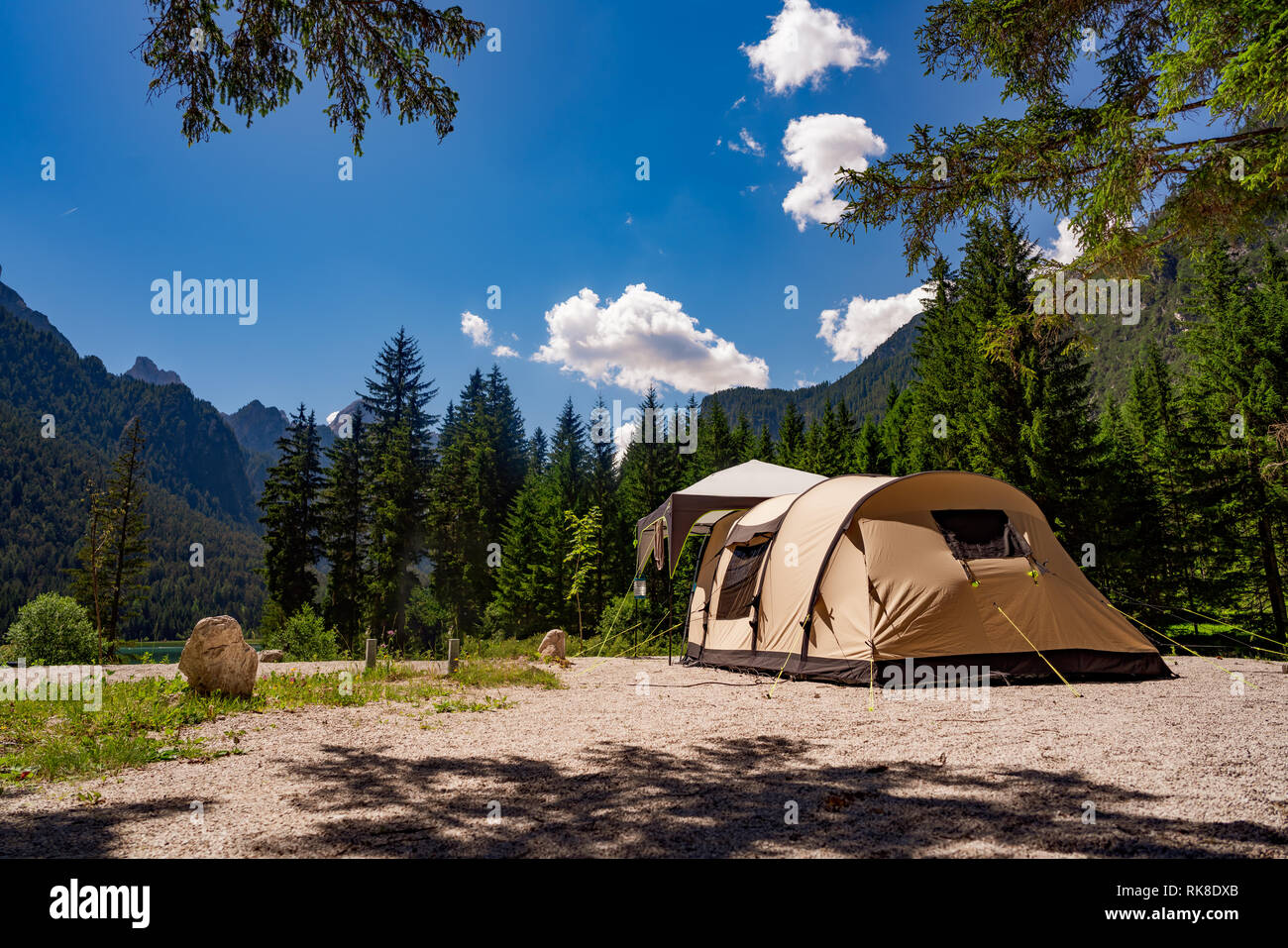 Campeggio sulle rive del lago. Il lago di Dobbiaco nelle Dolomiti, la bellissima natura Italia paesaggio naturale delle Alpi. Foto Stock