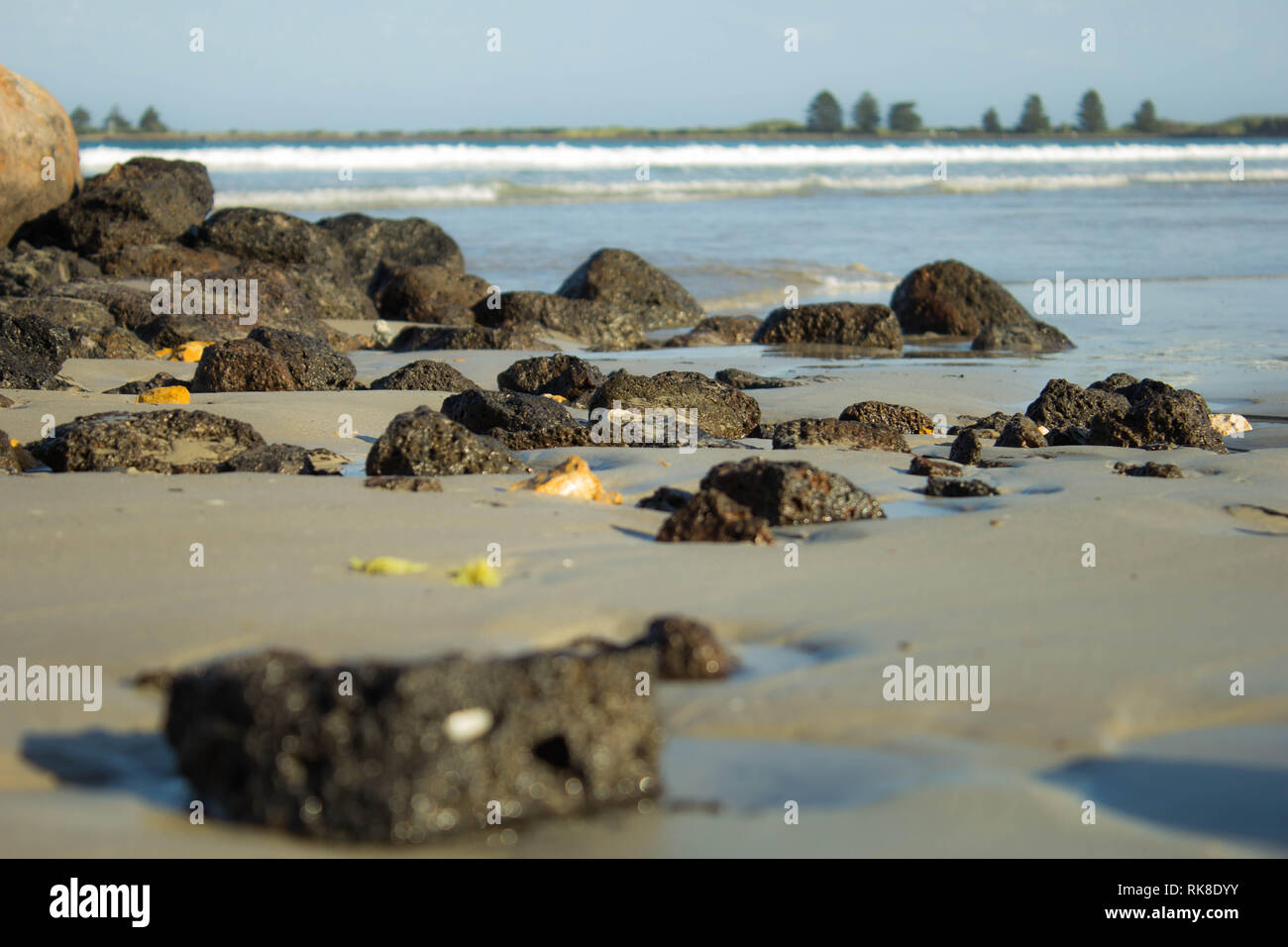 Le rocce sulla spiaggia di Port Fairy durante la fase di costruzione Foto Stock