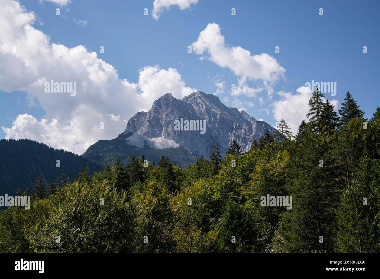 Le montagne del Wetterstein è un gruppo di montagna nelle Alpi calcaree a nord entro le Alpi orientali tra Garmisch-Partenkirchen, Mittenwald, Seefe Foto Stock