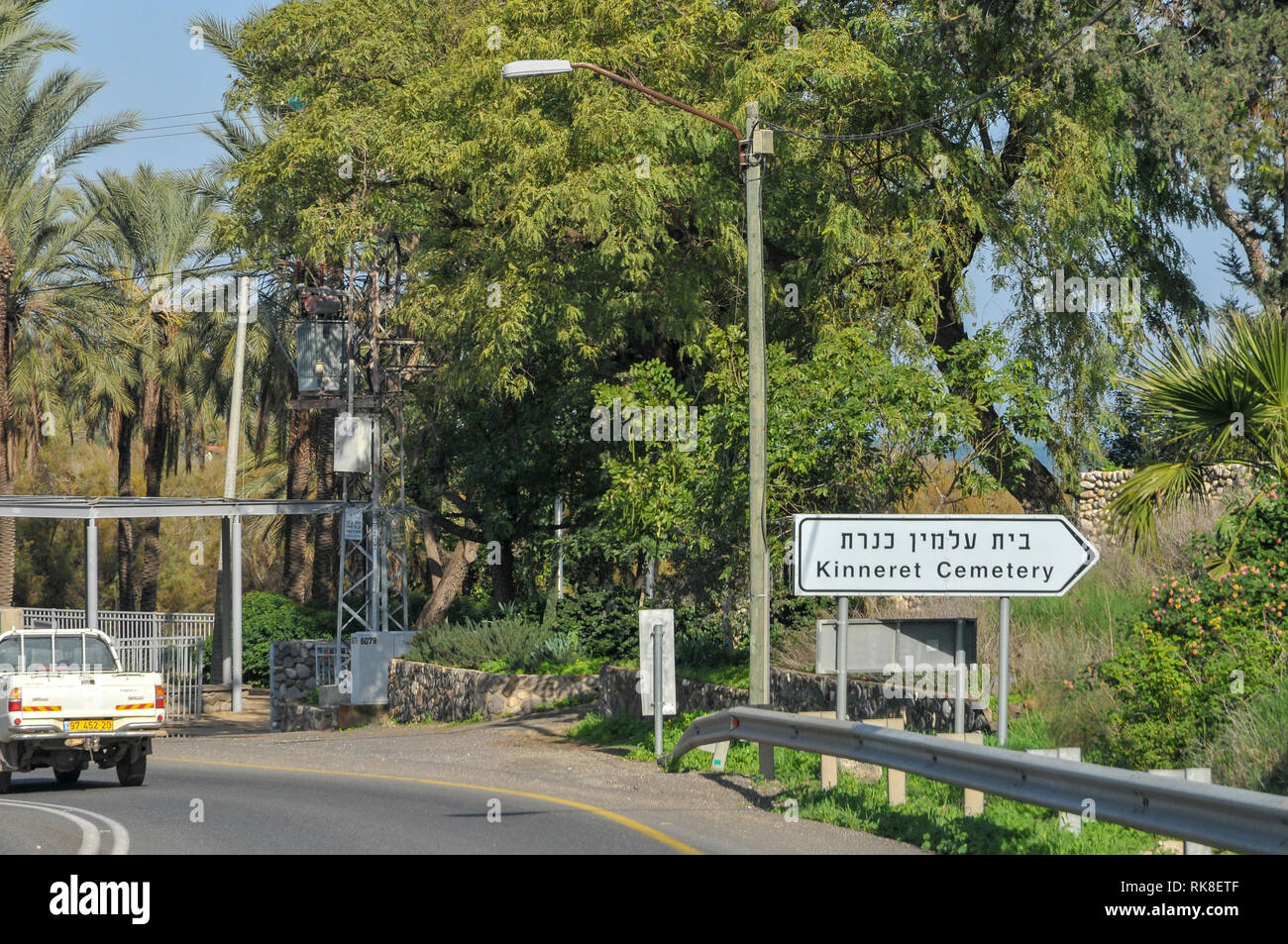 Israele, il Mare di Galilea e il segno di ingresso a Kibbutz Kinneret cimitero Foto Stock