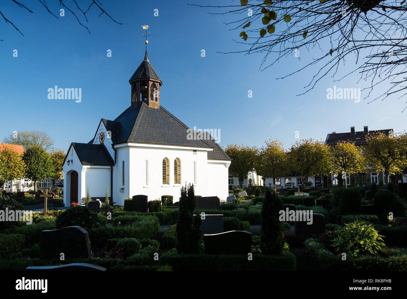 Il cimitero e la sua cappella è il centro della Holm è un quartiere di pescatori in Sleswick, Schleswig-Holstein, Germania. Foto Stock