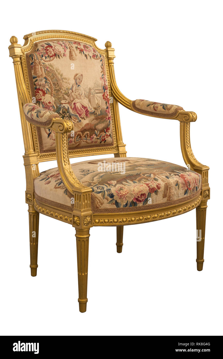 Antico stile classico vintage dorato sedia in legno con autentici arazzi, isolati su sfondo bianco. Foto Stock