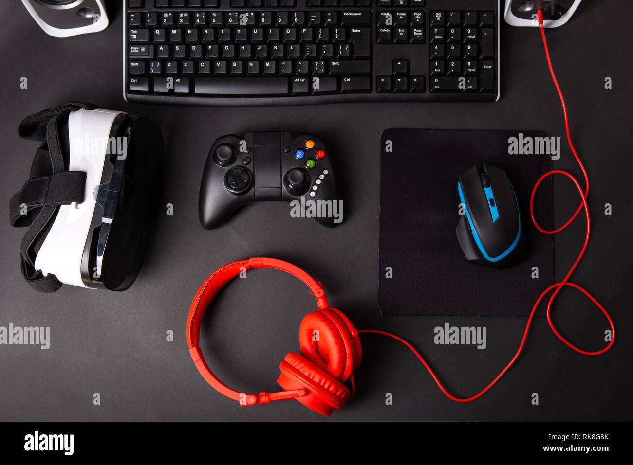 Vista dall'alto di un ingranaggio di gioco, mouse, tastiera, joystick, la  cuffia auricolare VR nero su sfondo tabella Foto stock - Alamy