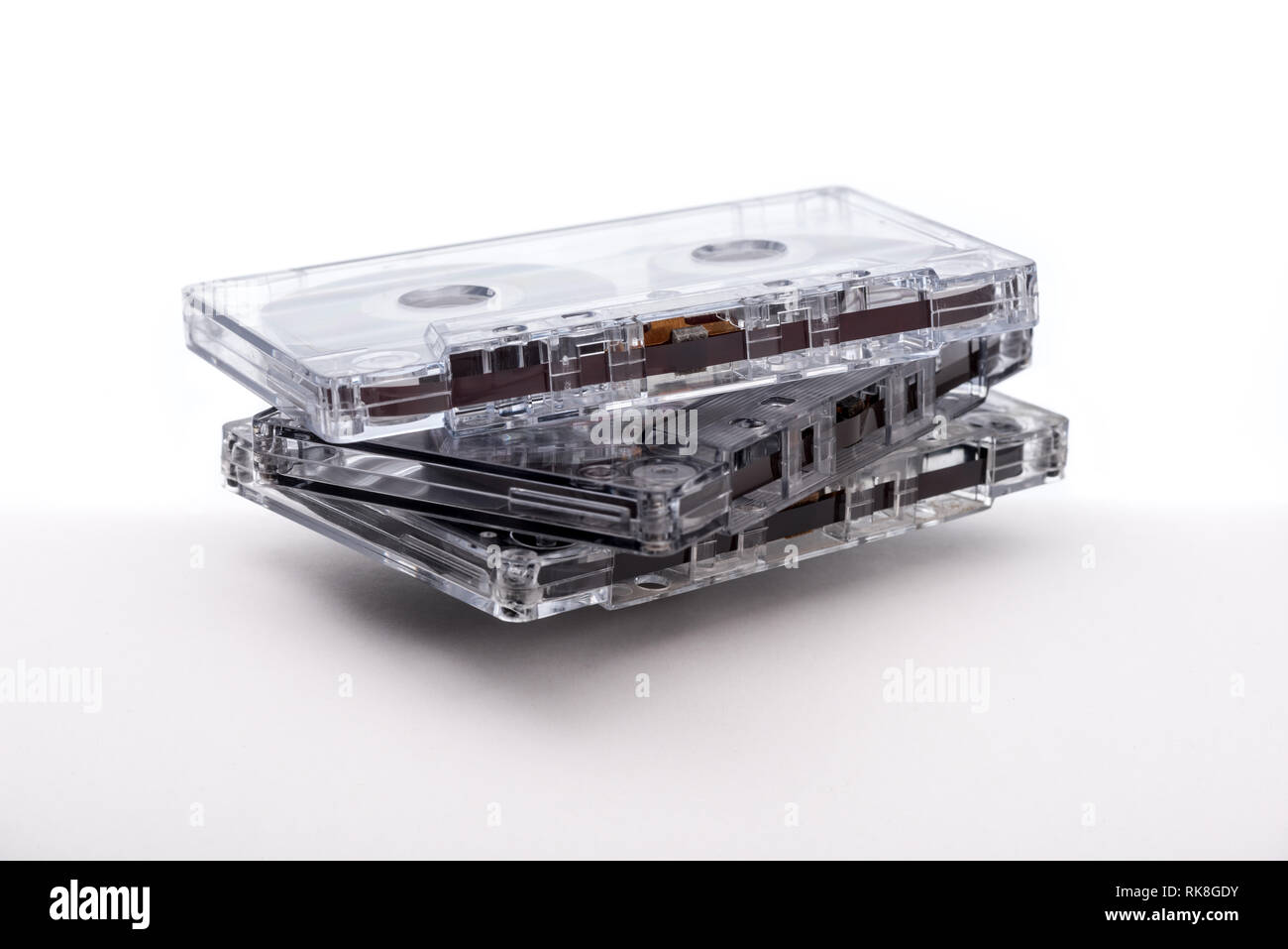 Un sacco di vecchie cassette audio su sfondo bianco. Nastro magnetico. Foto Stock