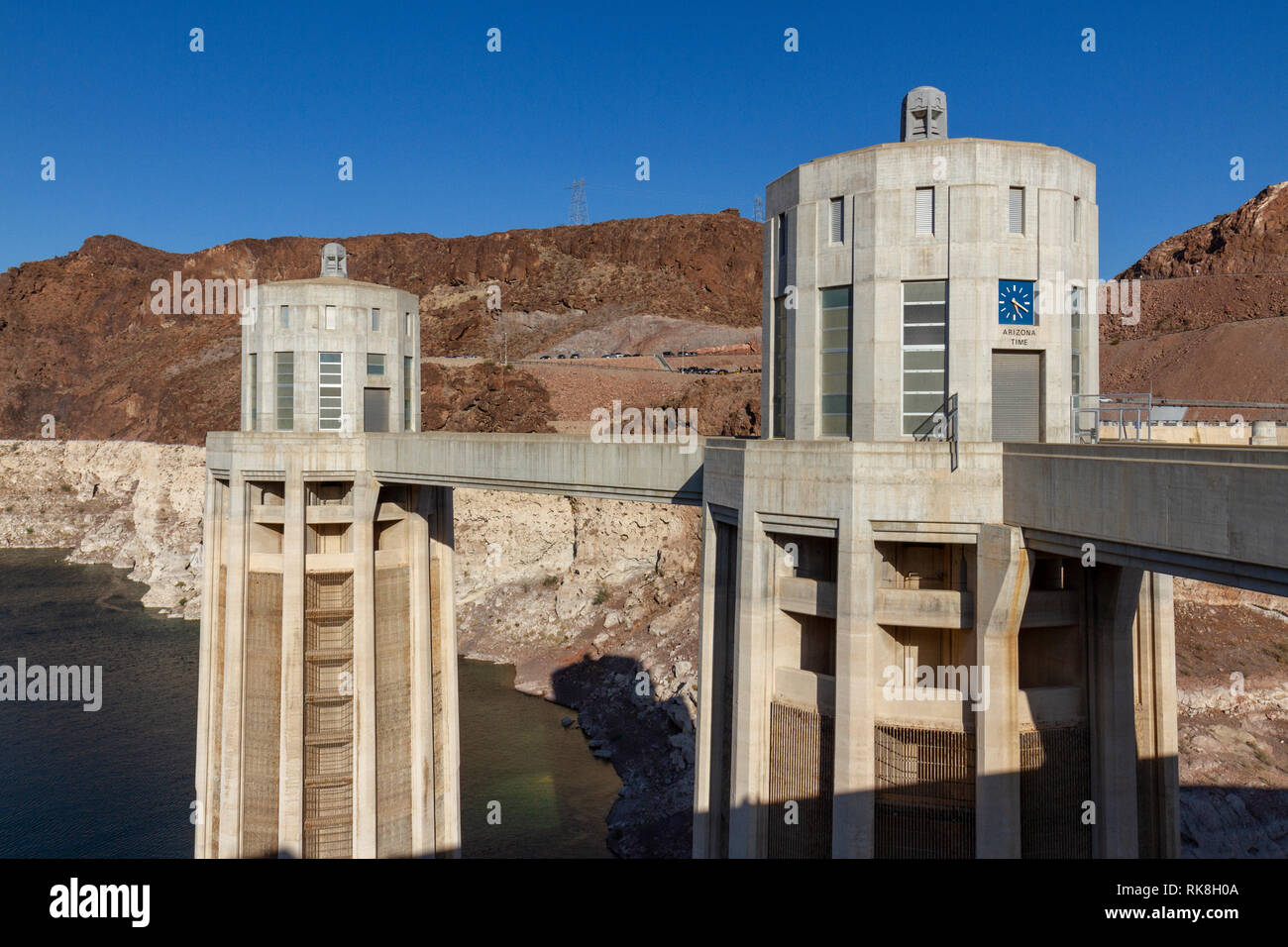 Coppia di prese di acqua alla Diga di Hoover, Clark County, Nevada, Stati Uniti. Foto Stock