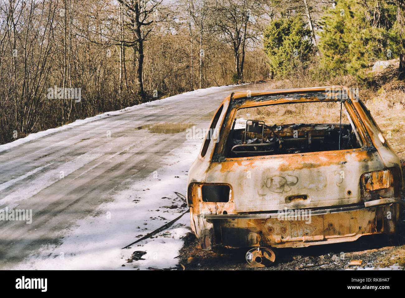Bruciata auto dal lato della strada ghiacciata, Svezia e Scandinavia Foto Stock