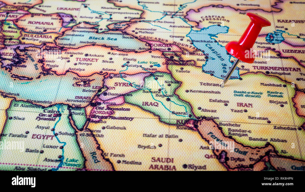 Pin di colore rosso sulla mappa di Iran, città capitale Teheran Foto Stock