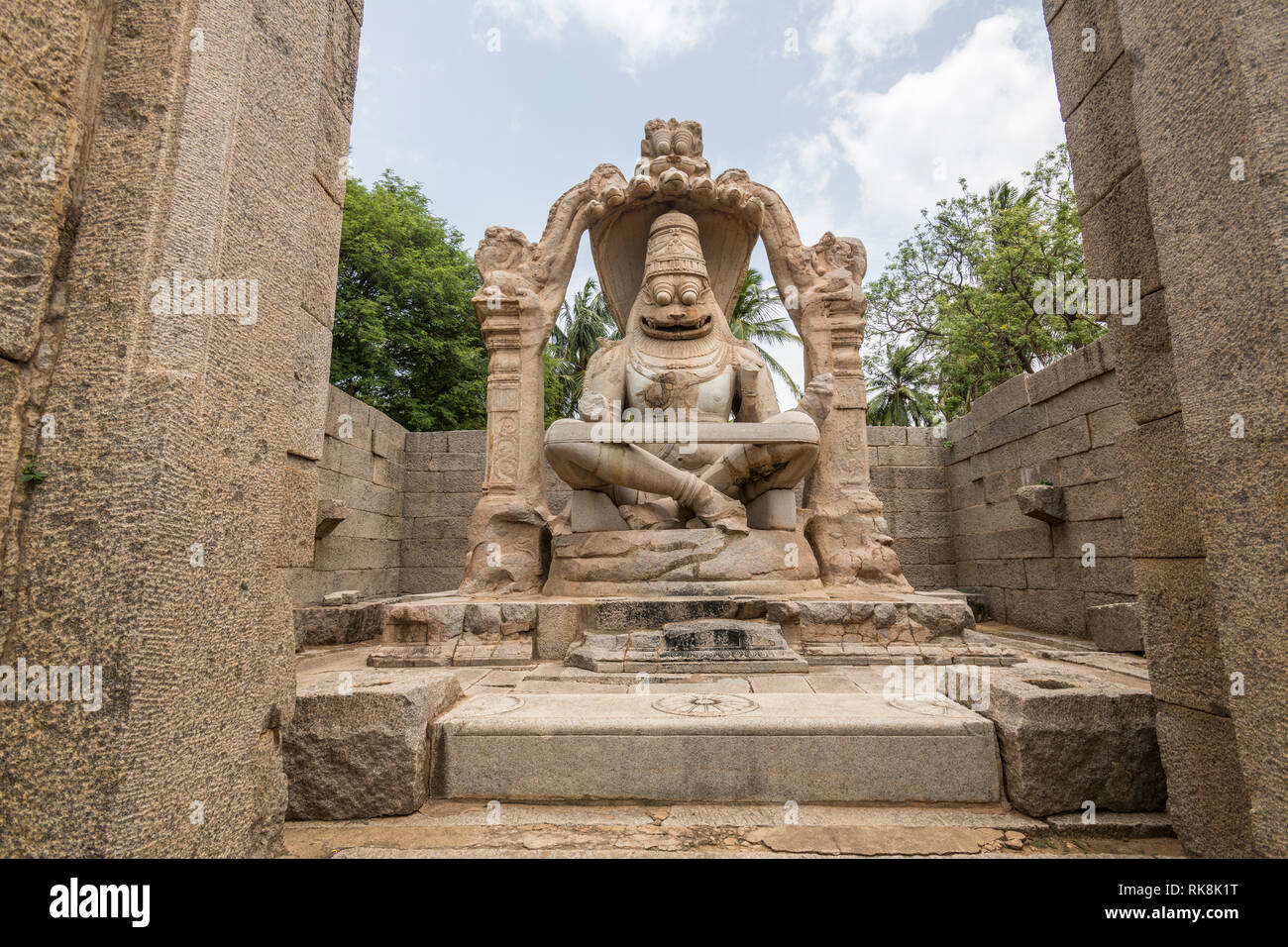 Il Lakshmi Narasimha tempio di Hampi è dedicato al signore Vishnu. Vi è stata una statua della dea Lakshmi seduto su Vishnu il giro che è stato distrutto. Foto Stock