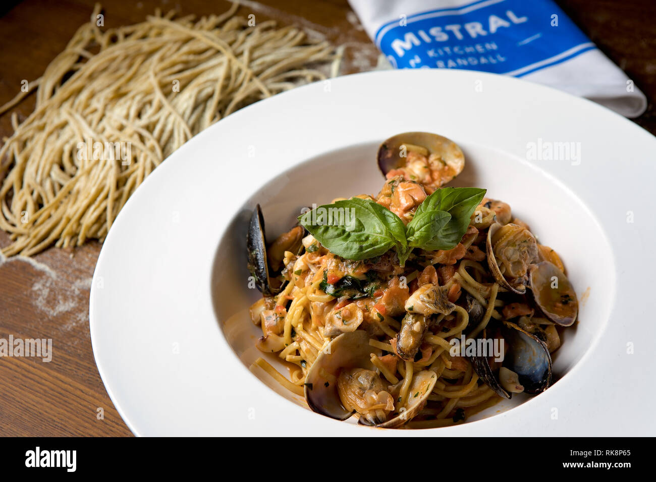 Cremosa pasta di pesce fatta in casa con vongole e cozze Foto Stock