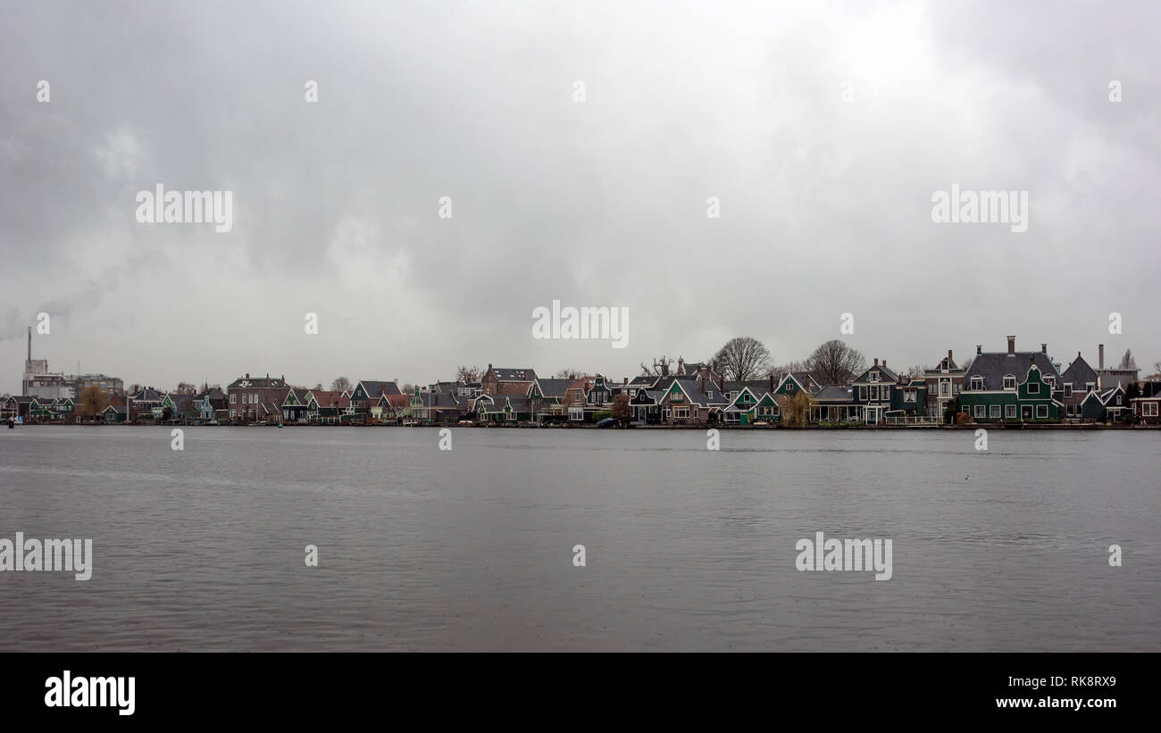 Paesi Bassi. Holland. Zaanse Shans. La vista del Canal Grande e case olandesi tradizionali Foto Stock