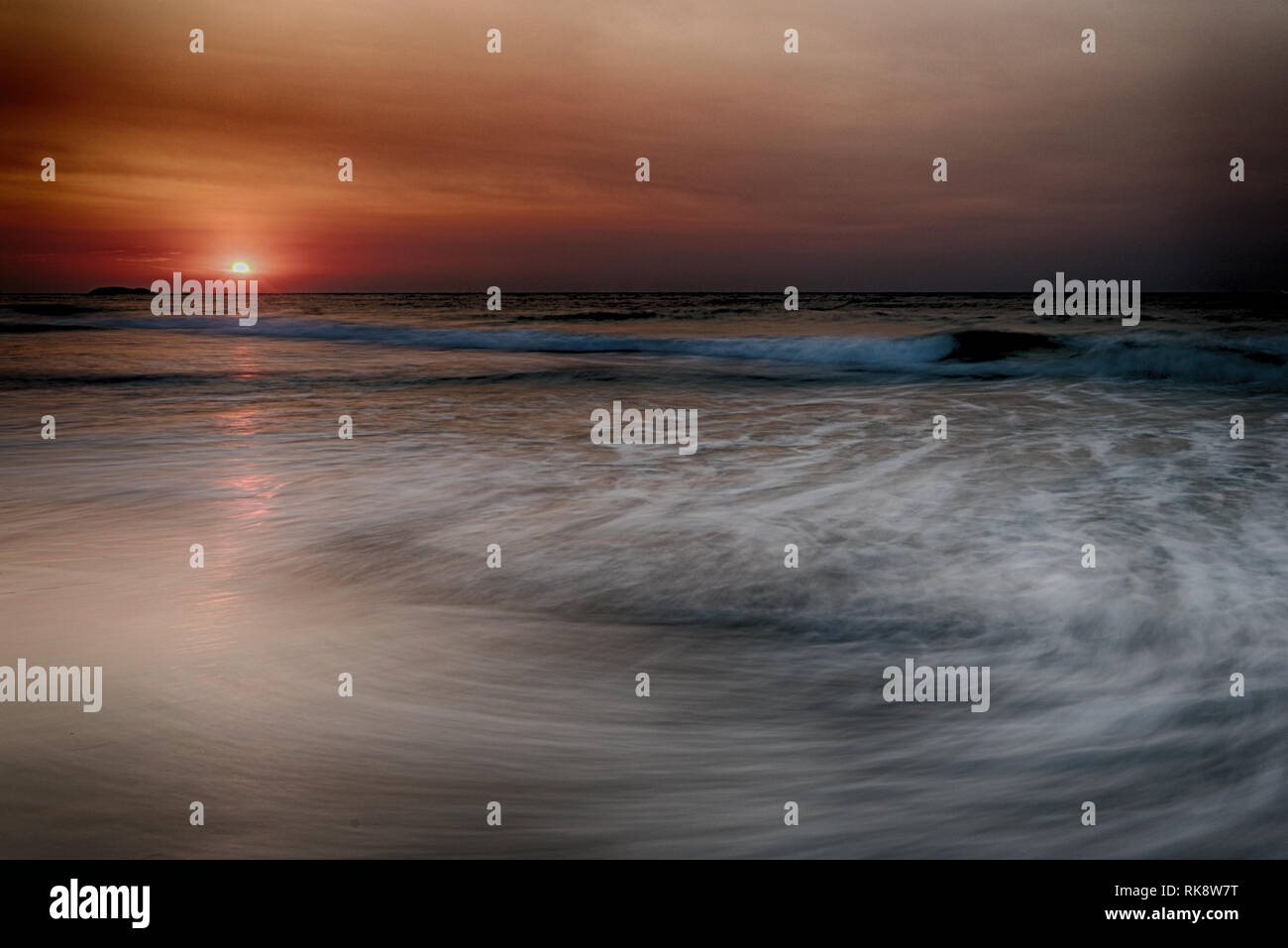 Bellissima alba sulla spiaggia di Ko Samet, Thailandia Foto Stock