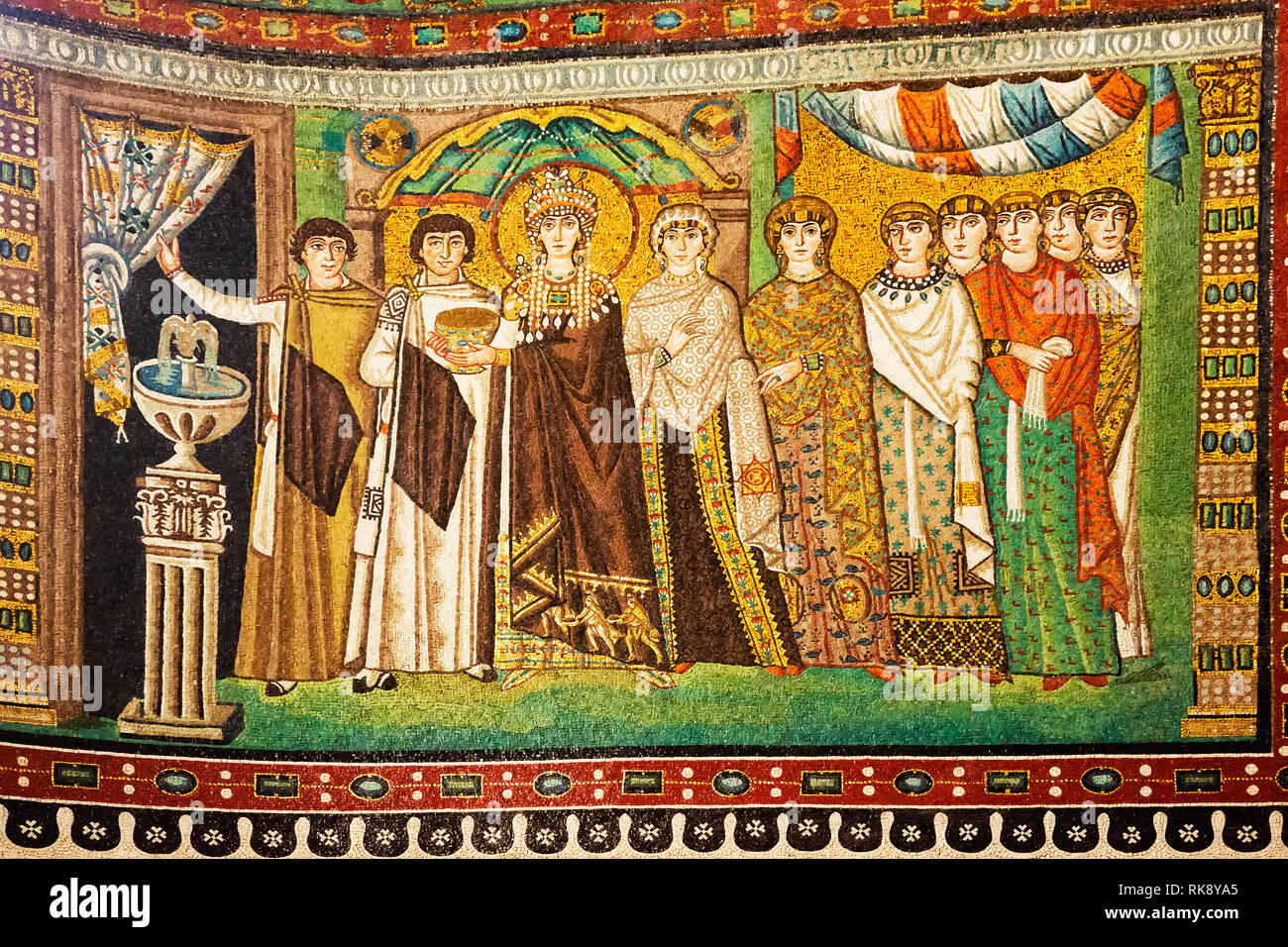 Mosaico di Imperatrice Teodora e accompagnatori. Arte Bizantina dalla Basilica di San Vitale a Ravenna. Foto Stock