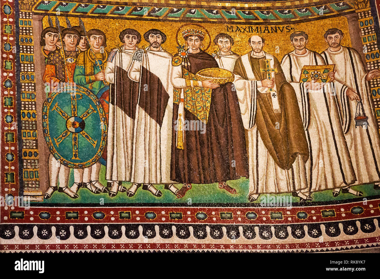 Mosaico bizantino di Giustiniano e il suo seguito. Mosaico dalla Basilica di San Vitale a Ravenna, Italia. Foto Stock