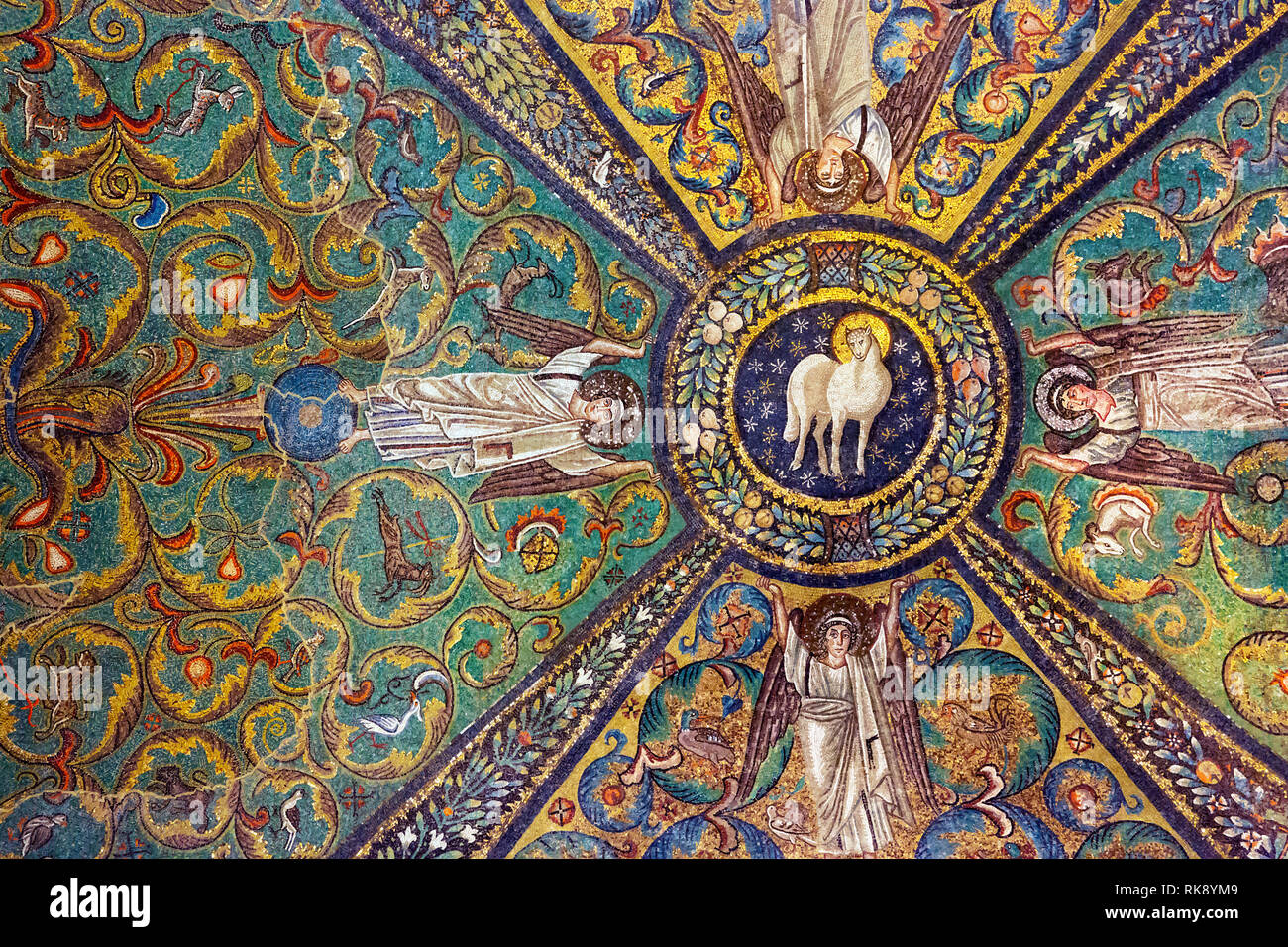 Il soffitto della Basilica di San Vitale a Ravenna, Italia. Dettaglio di antichi mosaici bizantini. Foto Stock