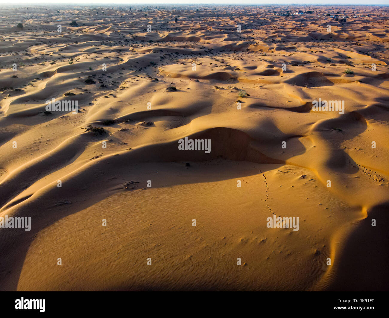 Dune di sabbia del deserto e il vasto spazio paesaggio vista aerea Foto Stock