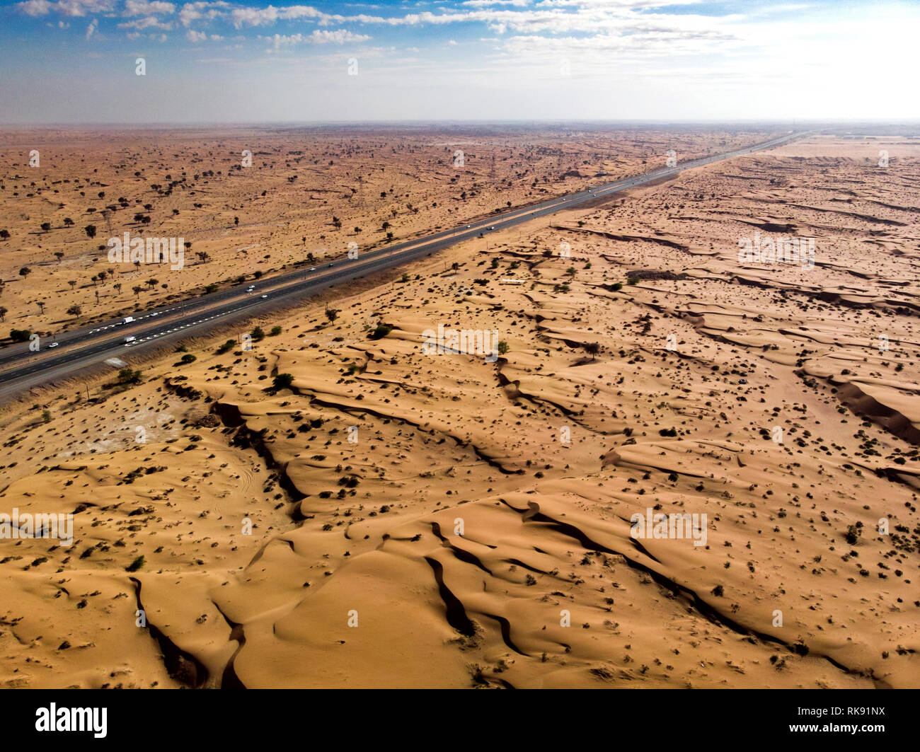 Il paesaggio del deserto attraversata da una strada vista aerea Foto Stock