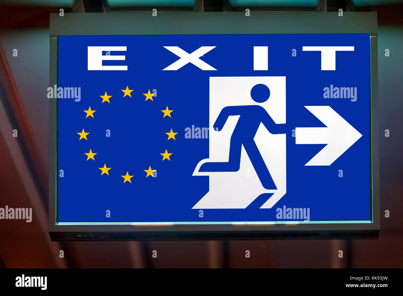 L'uscita di emergenza segno mostra la direzione di fuga in caso lasciare Unione europea. Il Consiglio indicare la strada per uscire dalla UE. Foto Stock