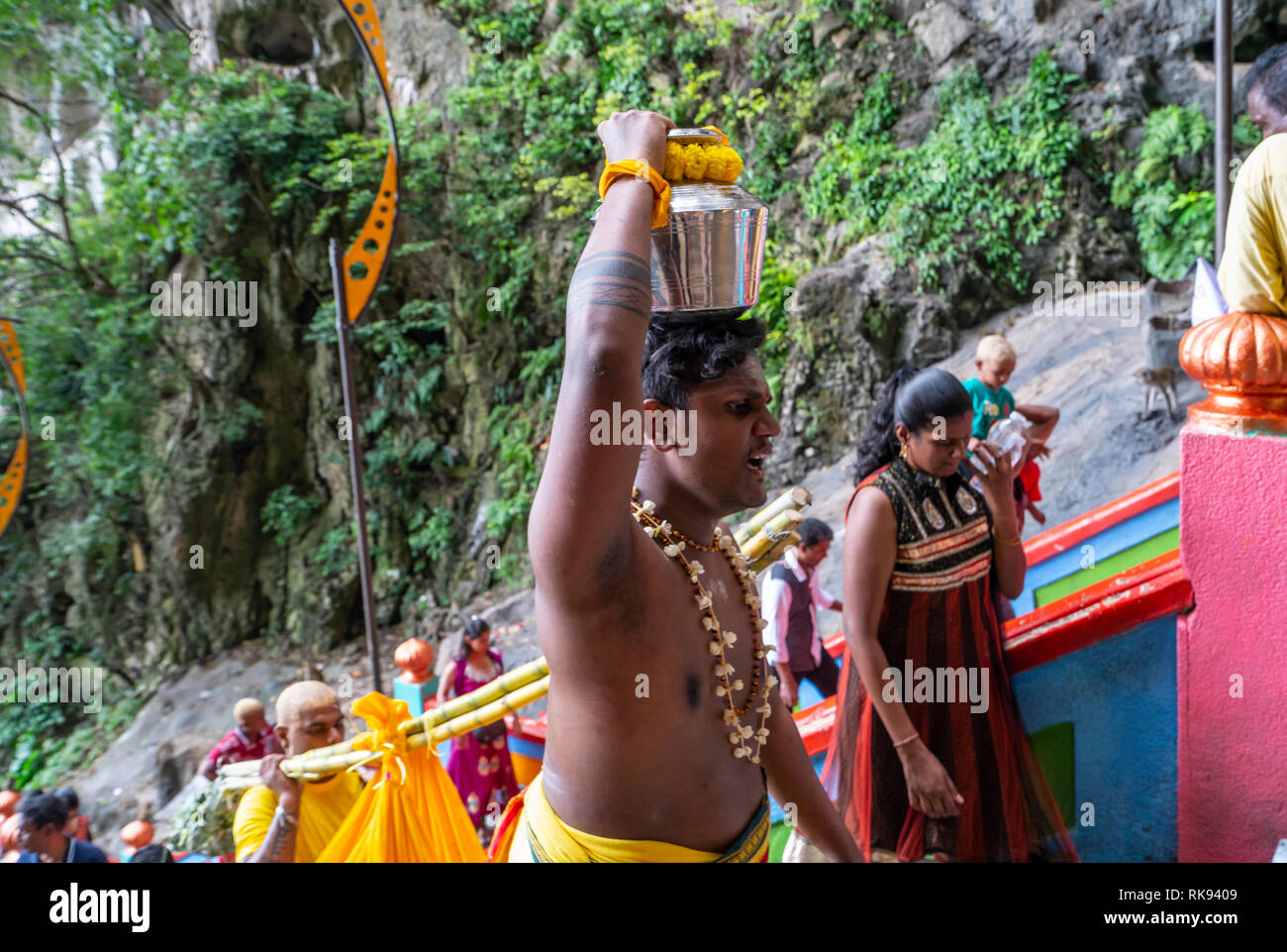 Kuala Lumpur, Malesia. Gennaio 2019. fedeli che salire la lunga scalinata che conduce ai templi di Grotte Batu Foto Stock