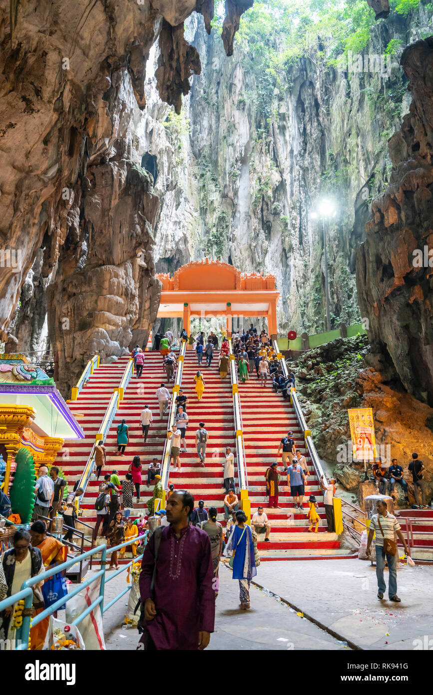 Kuala Lumpur, Malesia. Gennaio 2019. fedeli in preghiera nei templi all'interno di Grotte Batu Foto Stock