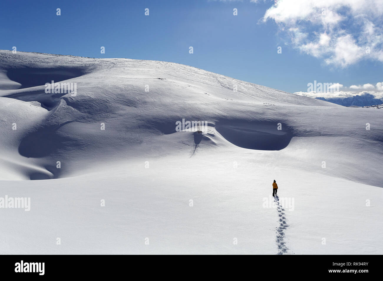 Giovane ragazzo in giallo giacca invernale a piedi nella neve profonda nella coperta di neve in inverno il paesaggio di montagna, Dobratsch, Austria Foto Stock