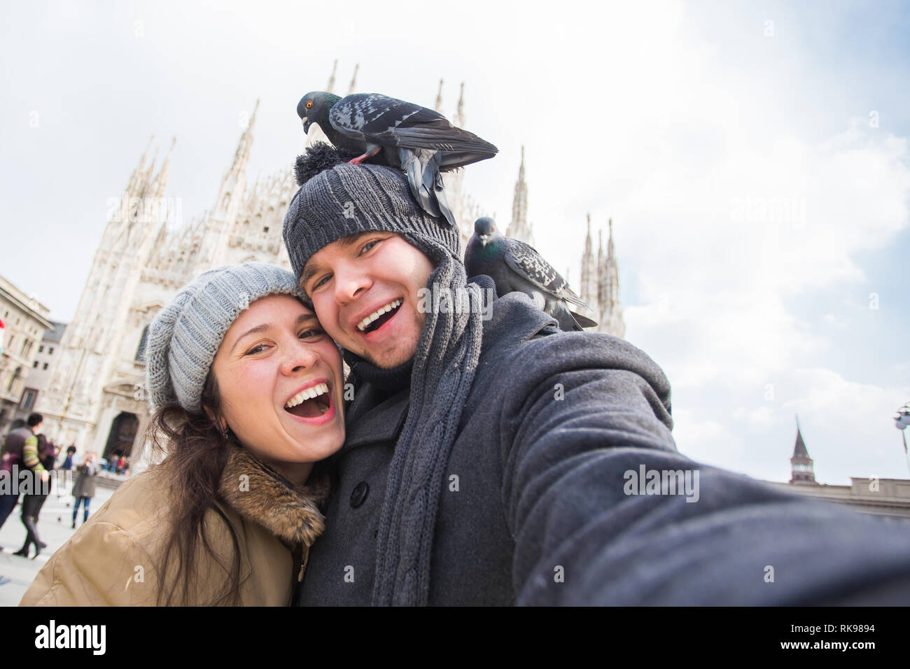 Viaggi, Italia e divertente giovane concetto - Happy turisti prendendo un autoritratto con piccioni nella parte anteriore del Duomo di Milano Foto Stock